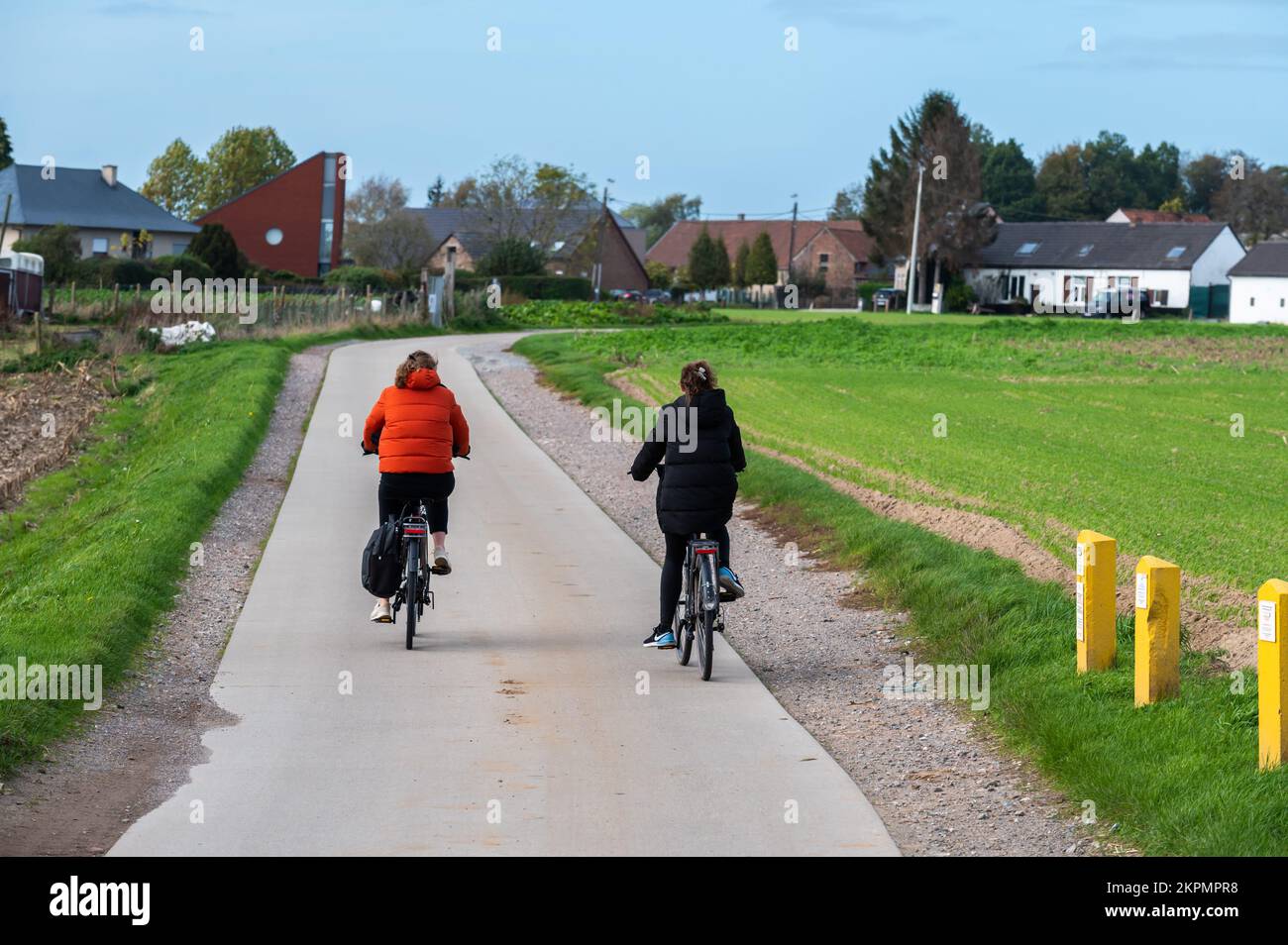 Asse, région du Brabant flamand, Belgique - 10 20 2022 - couple conduisant le vélo à travers les champs de la campagne flamande Banque D'Images