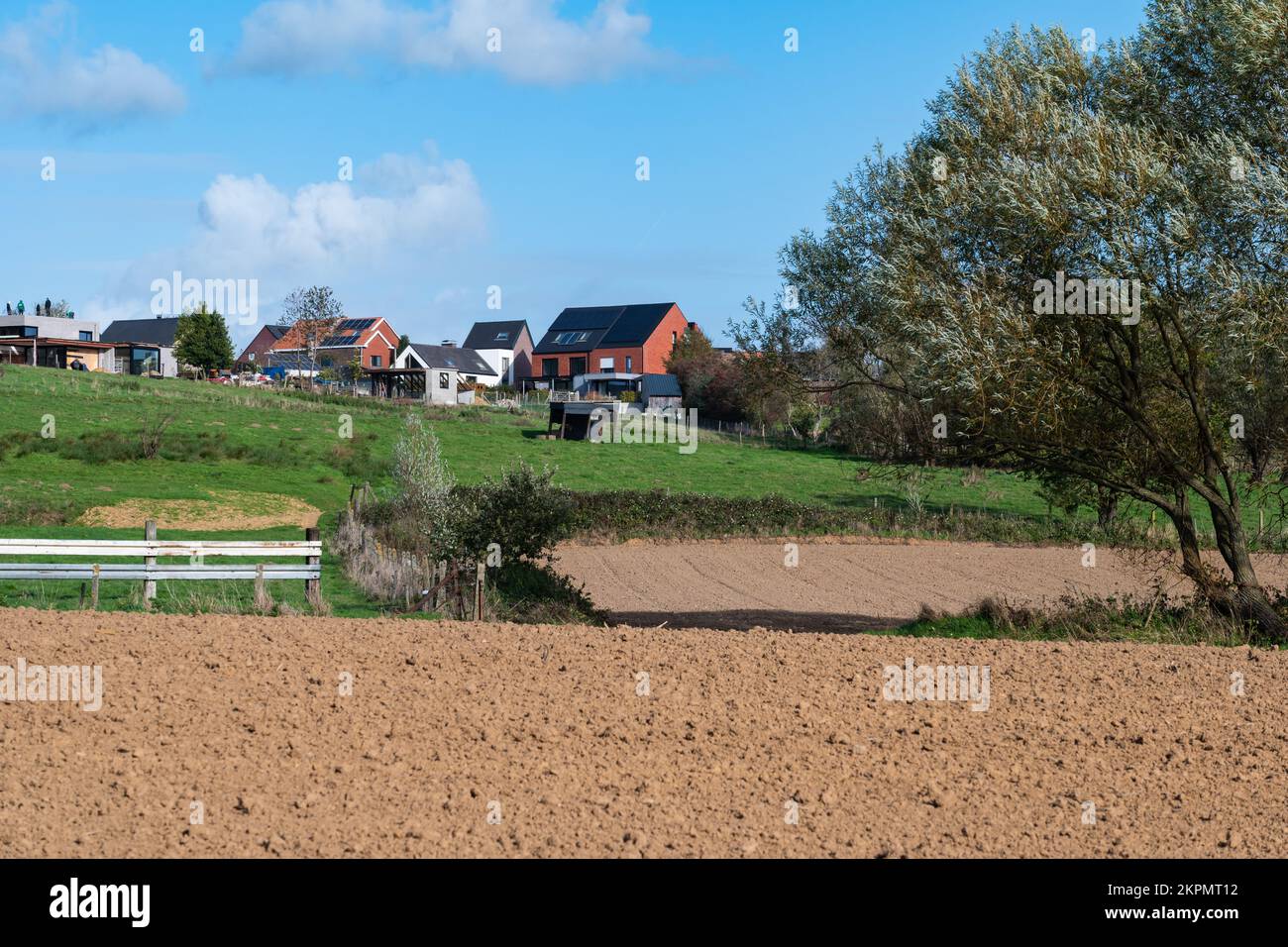 Asse ter Heide, Brabant flamand, 11 02 2022 - terres agricoles et maisons résidentielles cultivées dans la campagne flamande Banque D'Images