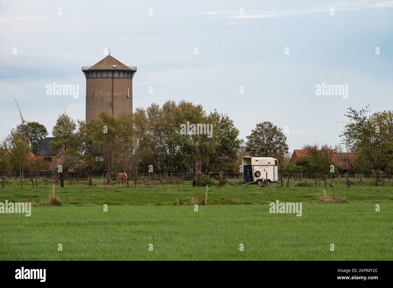 Laarne, région flamande de l'est, Belgique, 11 03 2022 - Tour historique et environnement verdoyant du village Banque D'Images