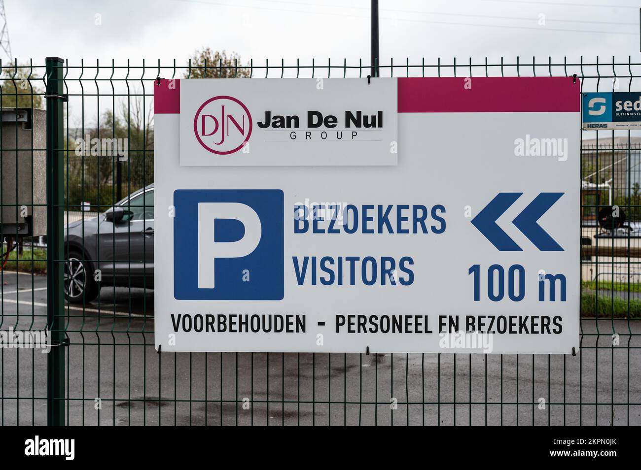 Aalst, Brabant flamand, Belgique - 11 02 2022 - signe du siège de Jan de Nul et du parking des visiteurs Banque D'Images