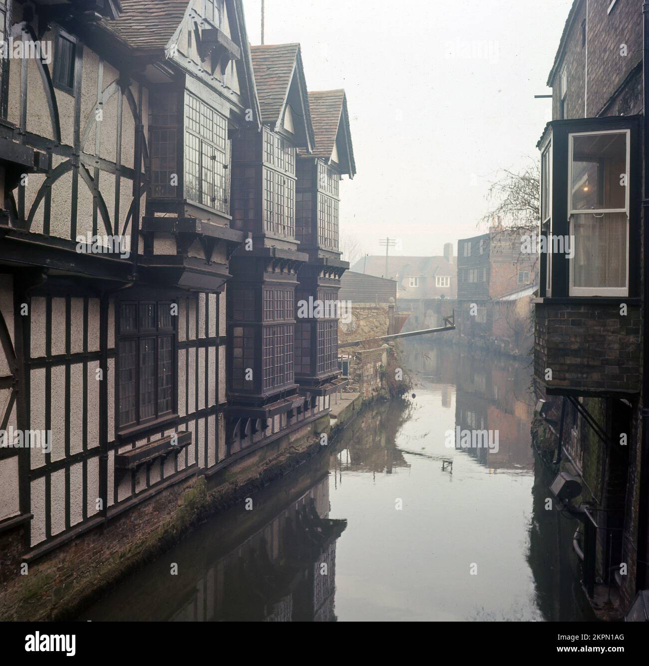 1980s, historique, Canterbury, Kent, Angleterre, ROYAUME-UNI. Anciens bâtiments élisabéthains en bois, à côté de la Grande rivière Stour, dans le centre de la ville. Banque D'Images