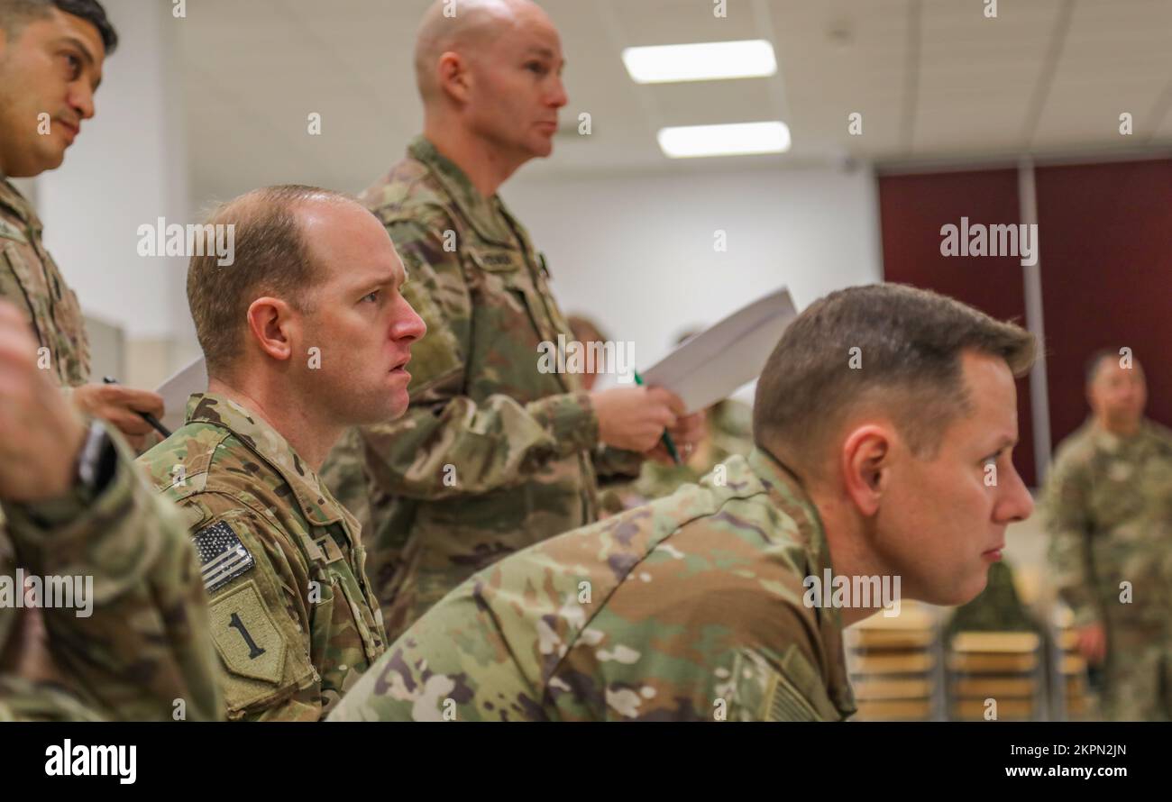 Présence avancée renforcée de l'OTAN commandants et officiers polonais du groupement tactique affectés au bataillon 3rd, au 8th Cavalry Regiment, à l'équipe de combat de la brigade blindée 3rd, à la 1st Cavalry Division (3-1 ABCT) sous le contrôle opérationnel de la 1st Infantry Division (1 ID), aux côtés de la troupe des Royal Lancers, Prince of Wales, Et les gardiens de ciel roumains ont participé à un exercice combiné de répétition d'armes et de déploiement d'urgence à Bemowo Piskie, en Pologne, le 1 novembre 2022. L'ABCT 3-1 est parmi d'autres unités assignées à l'ID 1, travaillant fièrement aux côtés des alliés de l'OTAN et des partenaires régionaux de sécurité Banque D'Images