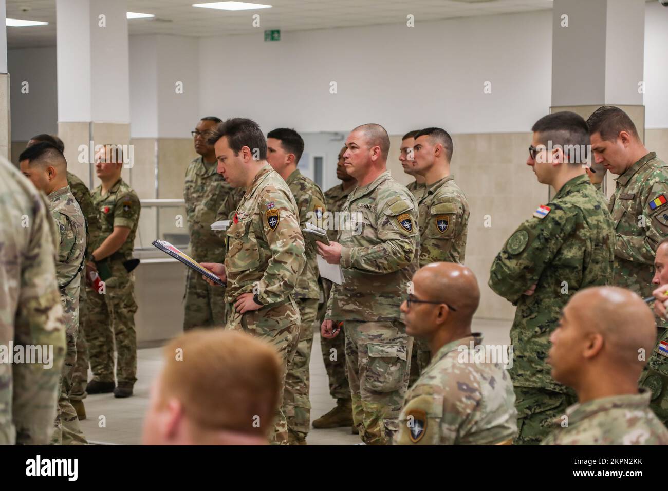 Présence avancée renforcée de l'OTAN commandants et officiers polonais du groupement tactique affectés au bataillon 3rd, au 8th Cavalry Regiment, à l'équipe de combat de la brigade blindée 3rd, à la 1st Cavalry Division (3-1 ABCT) sous le contrôle opérationnel de la 1st Infantry Division (1 ID), aux côtés de la troupe des Royal Lancers, Prince of Wales, Et les gardiens de ciel roumains ont participé à un exercice combiné de répétition d'armes et de déploiement d'urgence à Bemowo Piskie, en Pologne, le 1 novembre 2022. L'ABCT 3-1 est parmi d'autres unités assignées à l'ID 1, travaillant fièrement aux côtés des alliés de l'OTAN et des partenaires régionaux de sécurité Banque D'Images