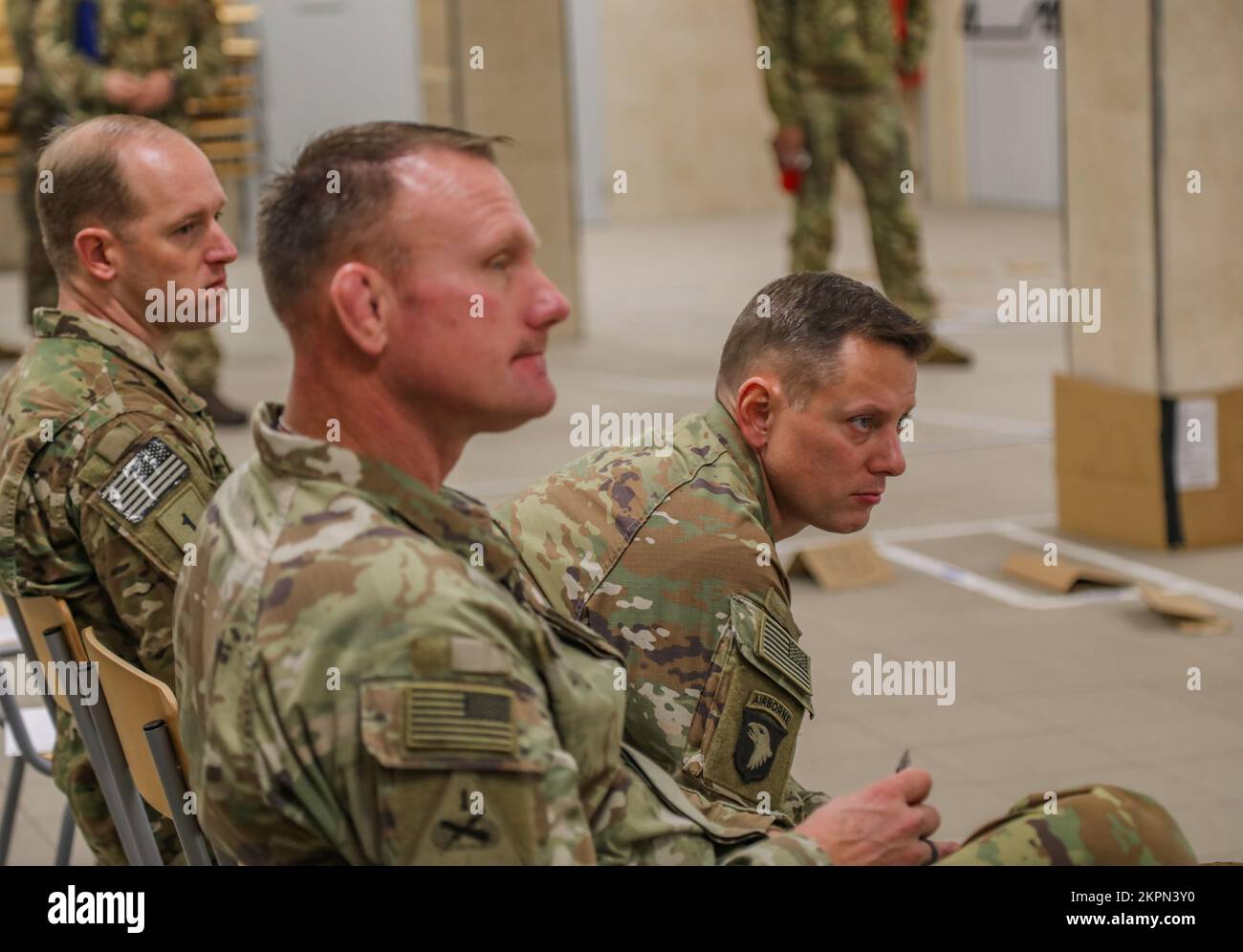 Présence avancée renforcée de l'OTAN commandants et officiers polonais du groupement tactique affectés au bataillon 3rd, au 8th Cavalry Regiment, à l'équipe de combat de la brigade blindée 3rd, à la 1st Cavalry Division (3-1 ABCT) sous le contrôle opérationnel de la 1st Infantry Division (1 ID), aux côtés de la troupe des Royal Lancers, Prince of Wales, Et les gardiens de ciel roumains ont participé à un exercice combiné de répétition d'armes et de déploiement d'urgence à Bemowo Piskie, en Pologne, le 1 novembre 2022. L'ABCT 3-1 est parmi d'autres unités assignées à l'ID 1, travaillant fièrement aux côtés des alliés de l'OTAN et des partenaires régionaux de sécurité Banque D'Images