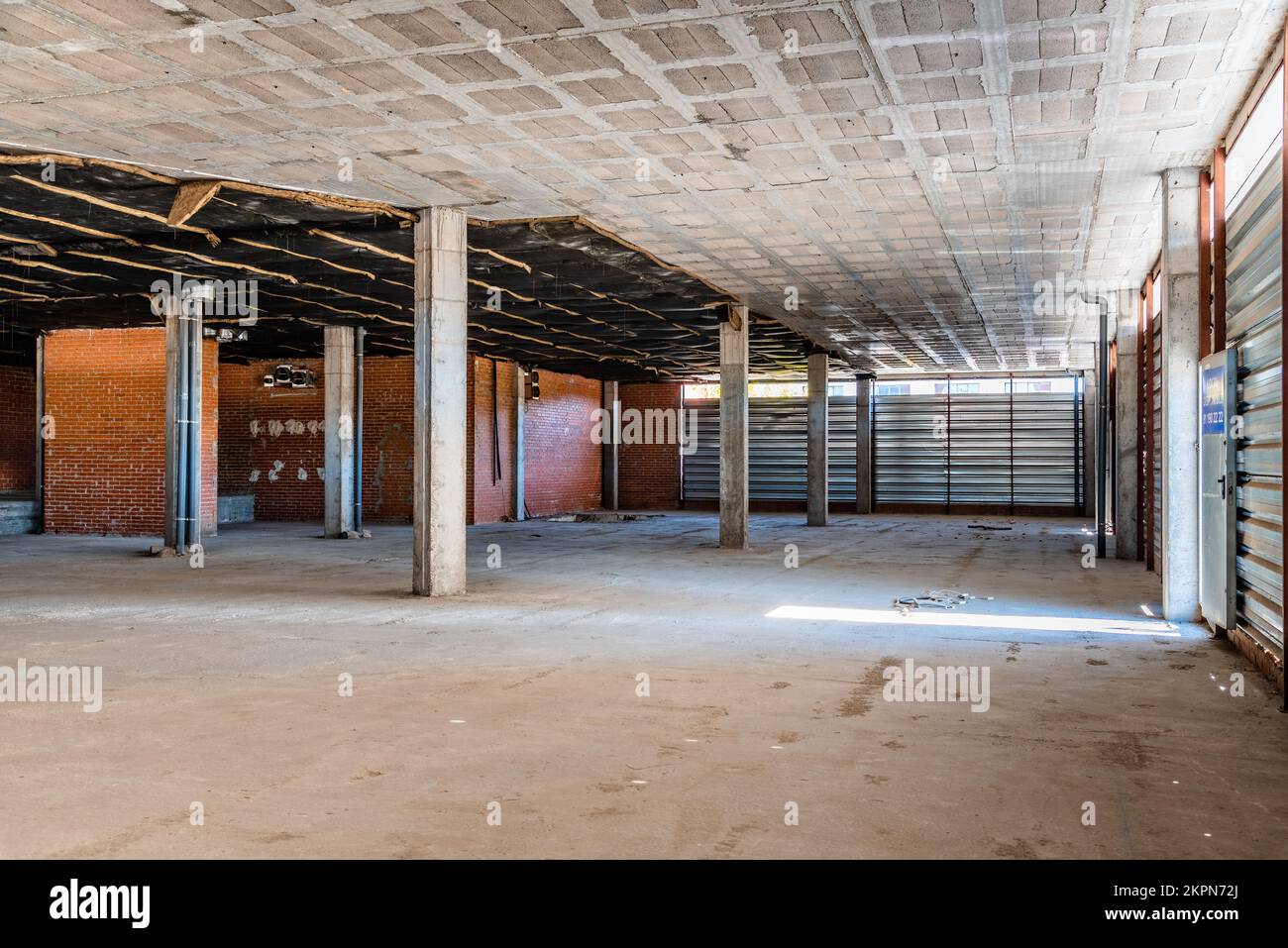 Vue intérieure d'un espace commercial non meublé prêt à être loué dans un nouveau bâtiment Banque D'Images