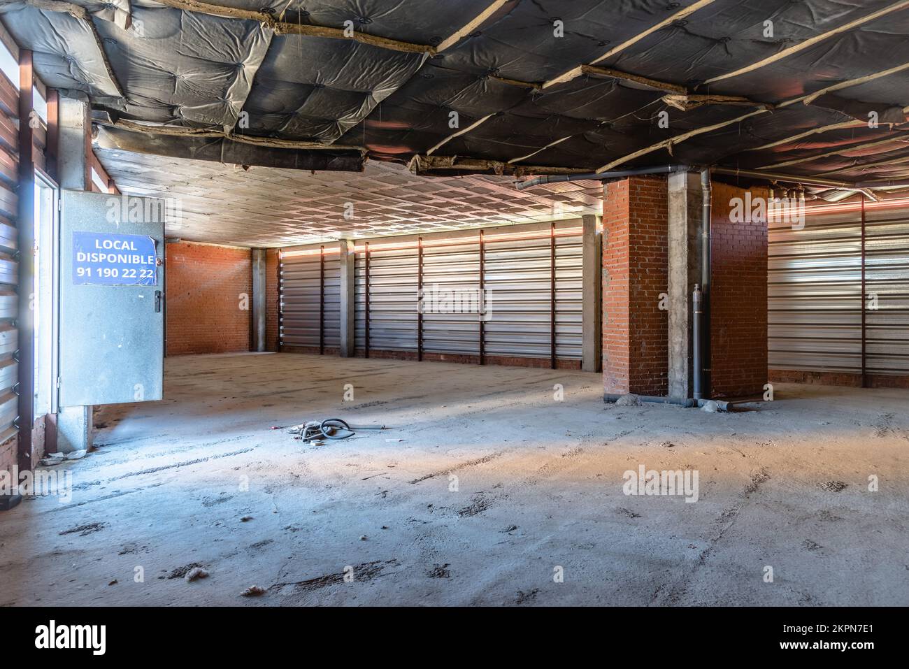 Vue intérieure d'un espace commercial non meublé prêt à être loué dans un nouveau bâtiment Banque D'Images