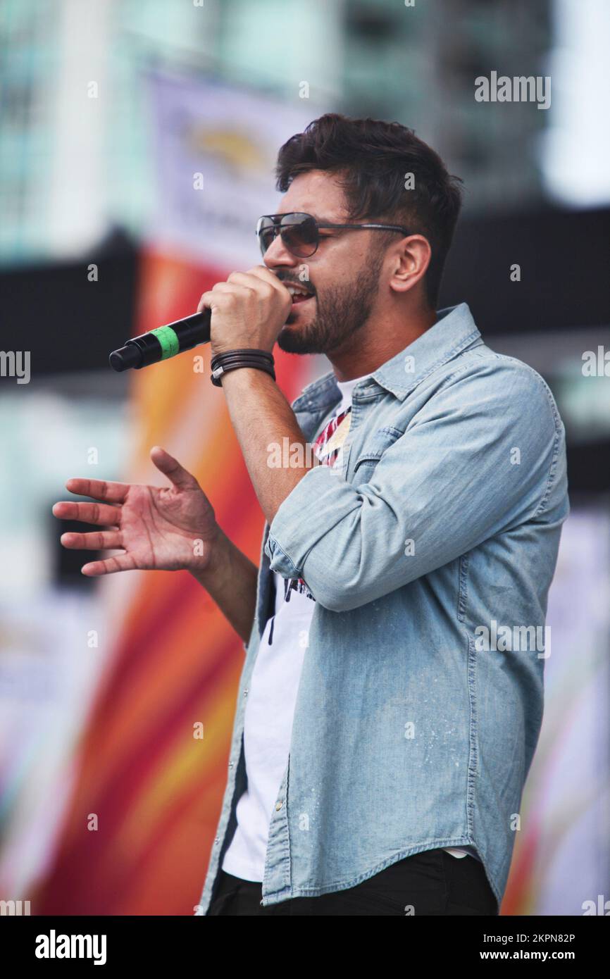 2013 août, Mississauga (Ontario), Canada. --- le chanteur principal Sups du groupe britannique Swami dynamise le public tandis que Swami se produit pendant le Mosaic 2013 South Asian Heritage Festival de Mississauga. Swami combine Punjabi, hindi et anglais et mélange Bhangra, Rock, et RAP pour créer un style unique de musique fusion qui s'est répandu à travers le Royaume-Uni. Leur son est un hommage parfait à la musique pendjabi indépendante qui a évolué au Royaume-Uni au cours des 30 dernières années. --- (photo de Creative Touch Imaging Ltd./NurPhoto)0 Banque D'Images