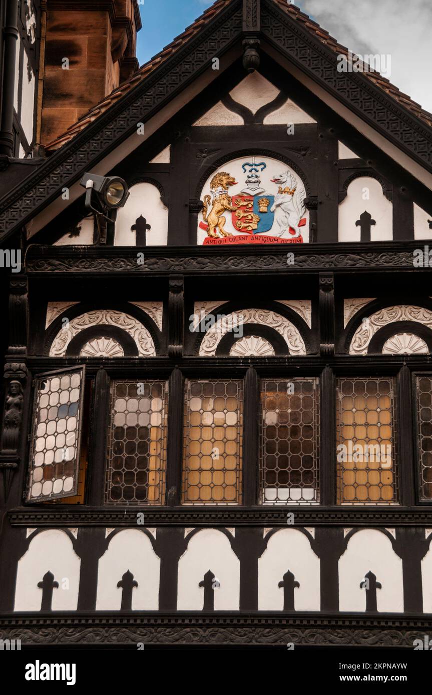 Bois d'architecture de style Renaissance noir et blanc encadré dans la ville anglaise de Chester, en bordure du pays de Galles. Banque D'Images