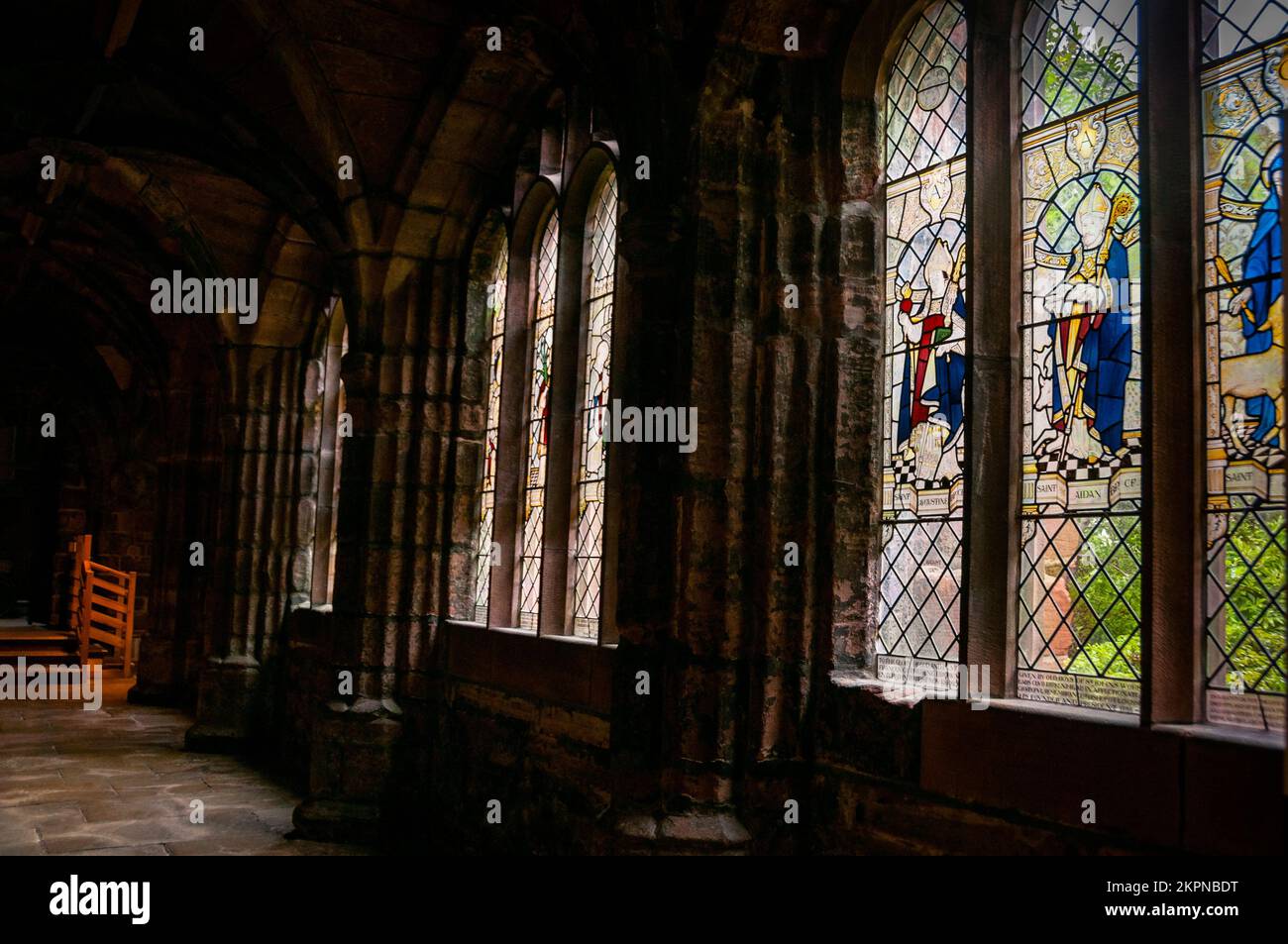 Vitraux dans les cloîtres de la cathédrale de Chester à Chester, en Angleterre. Banque D'Images