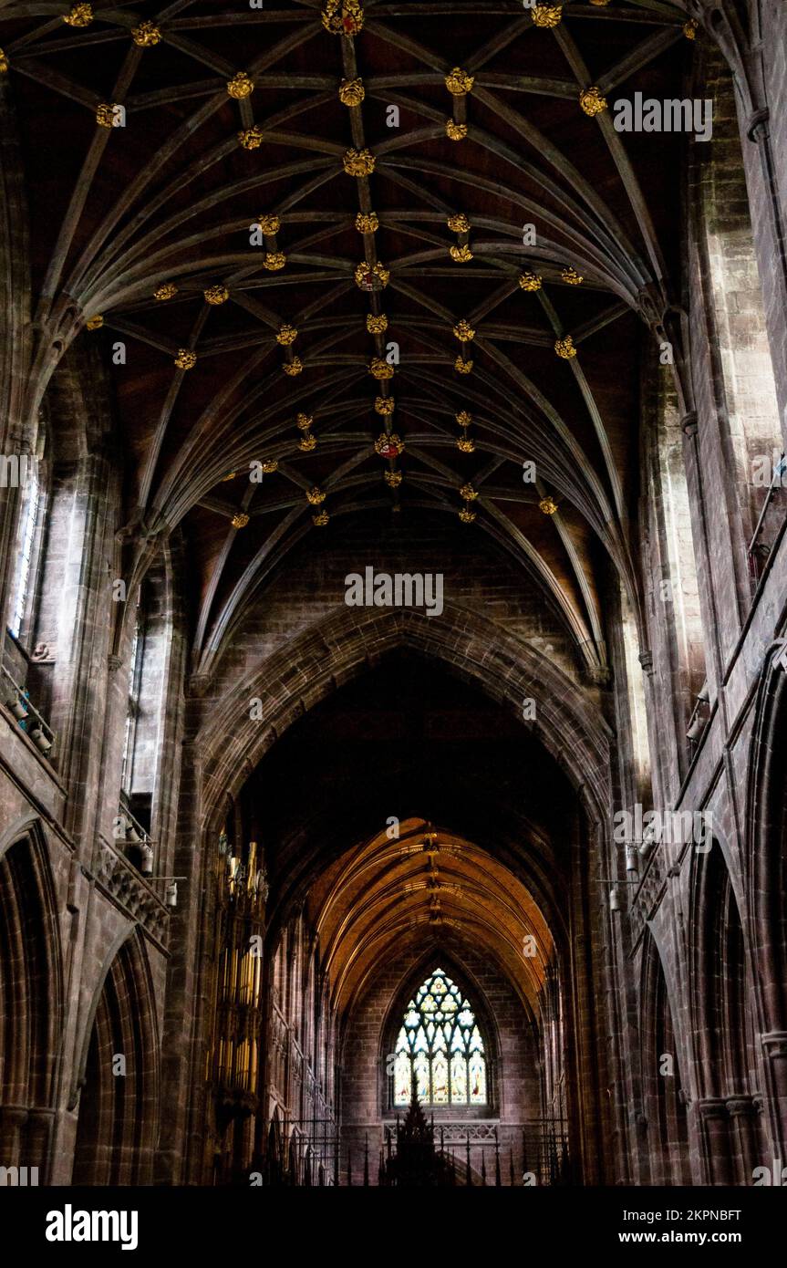 La spectaculaire nef de la cathédrale de Chester dans le style architectural gothique décoré de Chester, en Angleterre. Banque D'Images