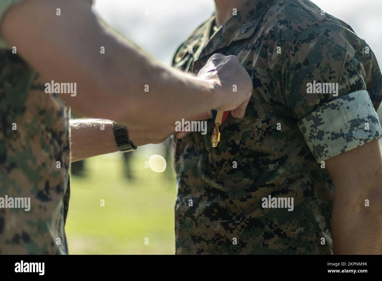 ÉTATS-UNIS Le Colonel Jonathan Sims du Marine corps, à gauche, commandant de 12th Marines, 3D Marine Division récompense les États-Unis Corps de marine Cpl. Robert Farmer, technicien en armes légères au 1st Bataillon, 12th Marines, Médaille de la Marine et du corps de Marine à la base des corps de Marine à Hawaii, le 2 novembre 2022. Farmer a été récompensé pour avoir sauvé la vie d’une femme après qu’elle ait été balayée d’une falaise dans l’océan. La Médaille de la Marine et du corps des Marines est la plus haute récompense non-combat pour l'héroïsme décernée aux membres des États-Unis Corps de la Marine et de la Marine. Banque D'Images