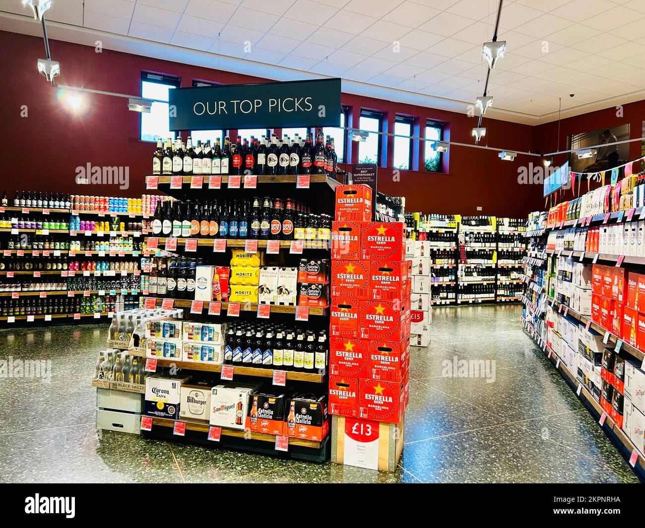 Allée de l'alcool au supermarché des stands, Ilkley. Étagères pleines de boissons alcoolisées. Banque D'Images