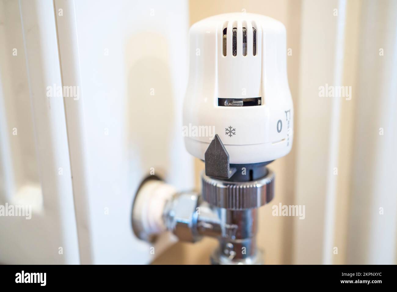 Vue rapprochée du thermostat du radiateur de chauffage central au gaz. Banque D'Images