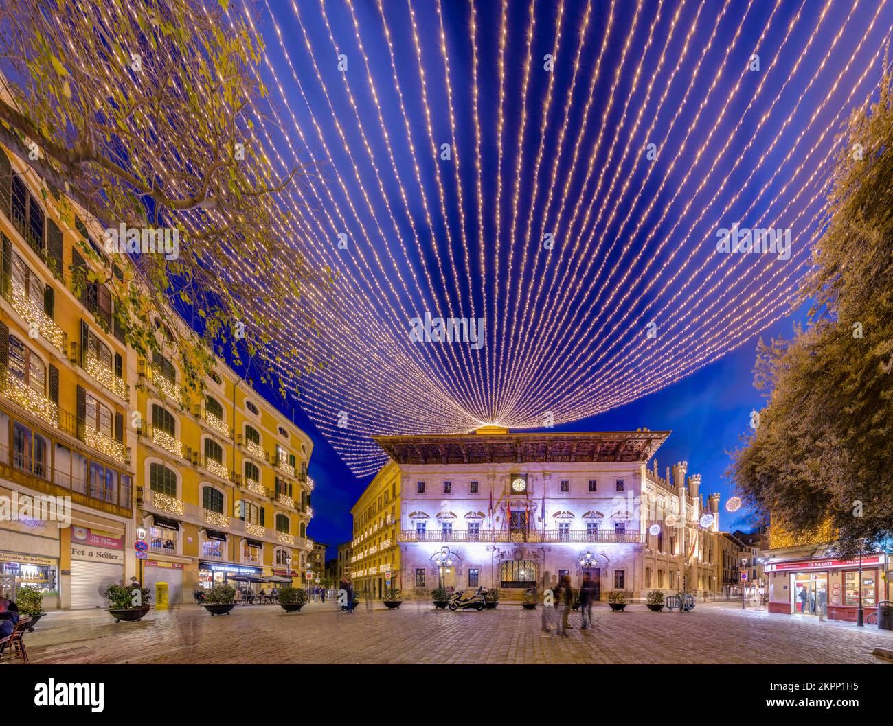 L'Hôtel de ville de Palma, sur la Plaza de Cort, illuminé pour Noël. Palma, Majorque, Iles Baléares. Banque D'Images