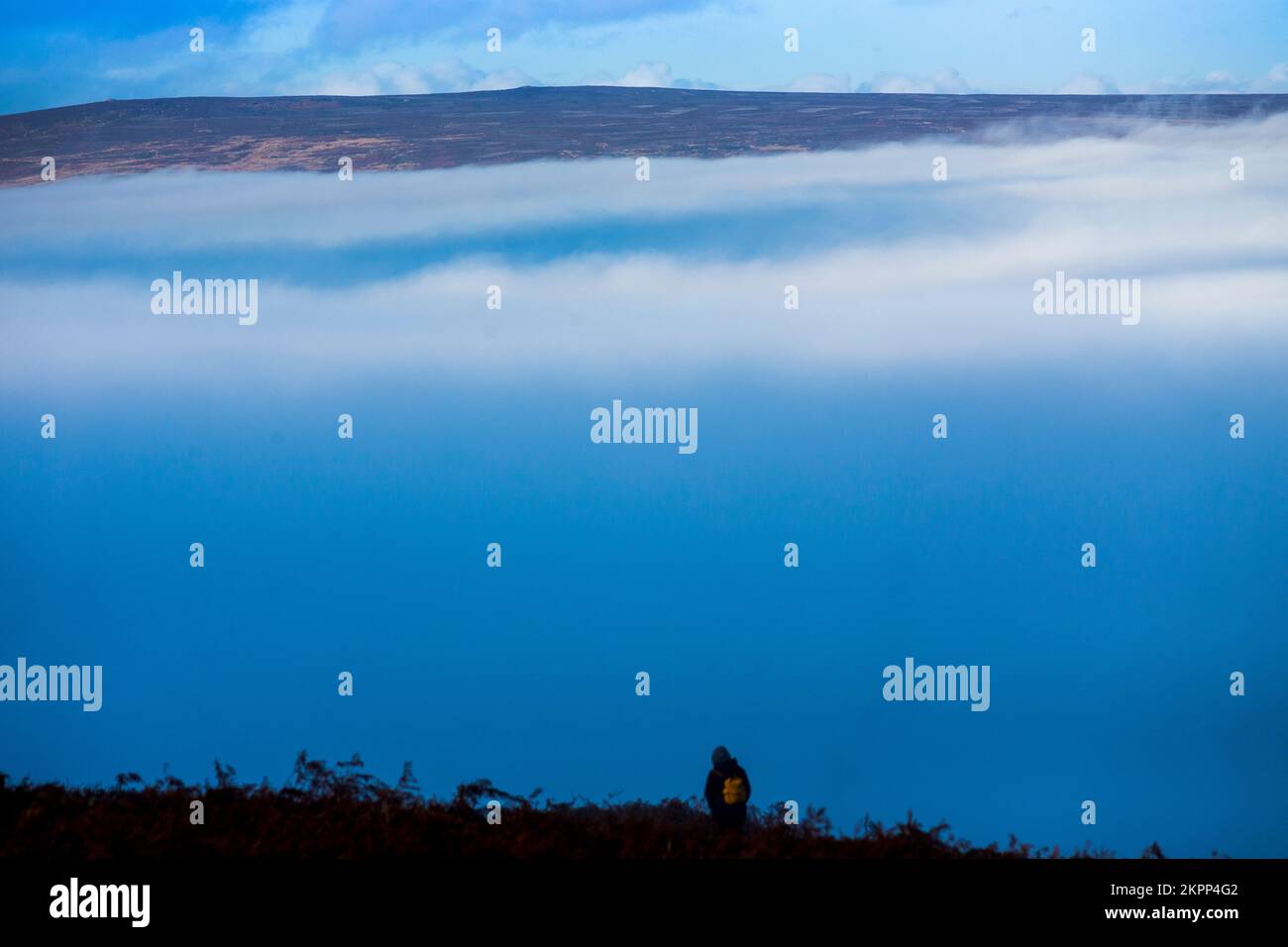 Ilkley, West Yorkshire, Royaume-Uni. 28th novembre 2022. Météo Royaume-Uni. La brume remplit la vallée sous les rochers de Cow et Calf sur le célèbre Ilkley Moor près d'Ilkley, West Yorkshire, Royaume-Uni. La ville pittoresque d''Ilkley est située dans la vallée de la Wharfe, à l''extrémité sud des Yorkshire Dales. L'ancienne ville thermale a connu une renommée au XIXe siècle, lorsque des milliers de personnes ont visité l'air frais et revigorant et des hôtels de première classe. Crédit : Windmill Images/Alamy Live News Banque D'Images