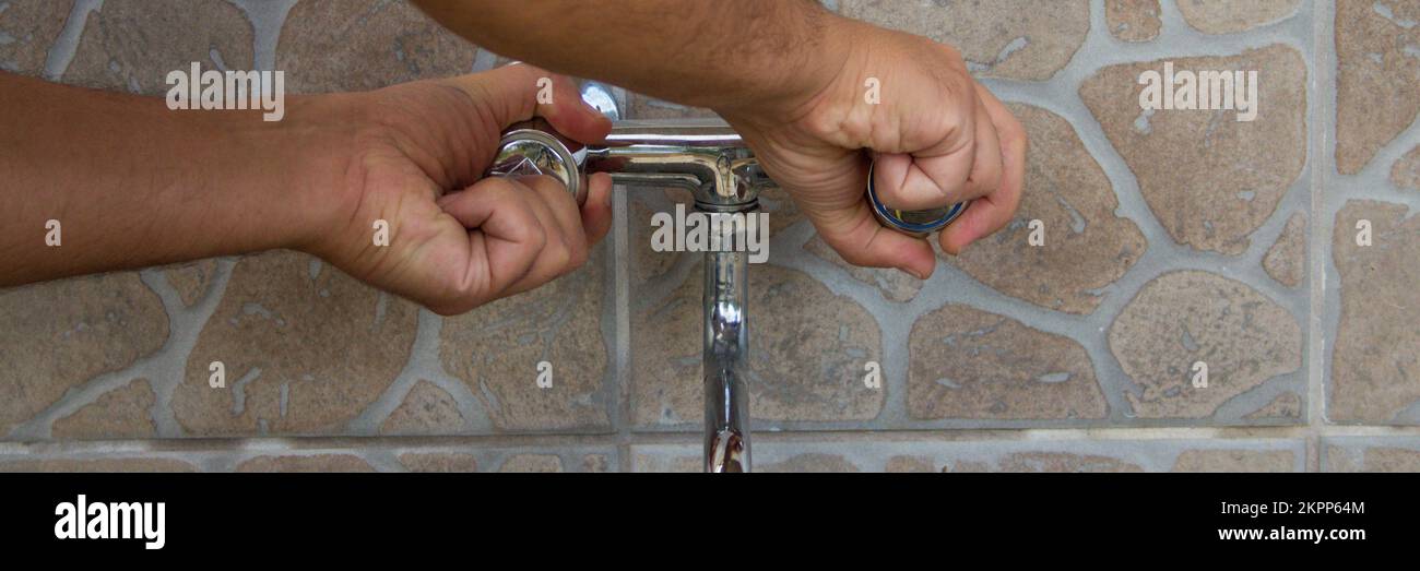 Image d'un homme qui coupe le robinet d'eau. Économiser et protéger les déchets d'eau. Bannière horizontale Banque D'Images