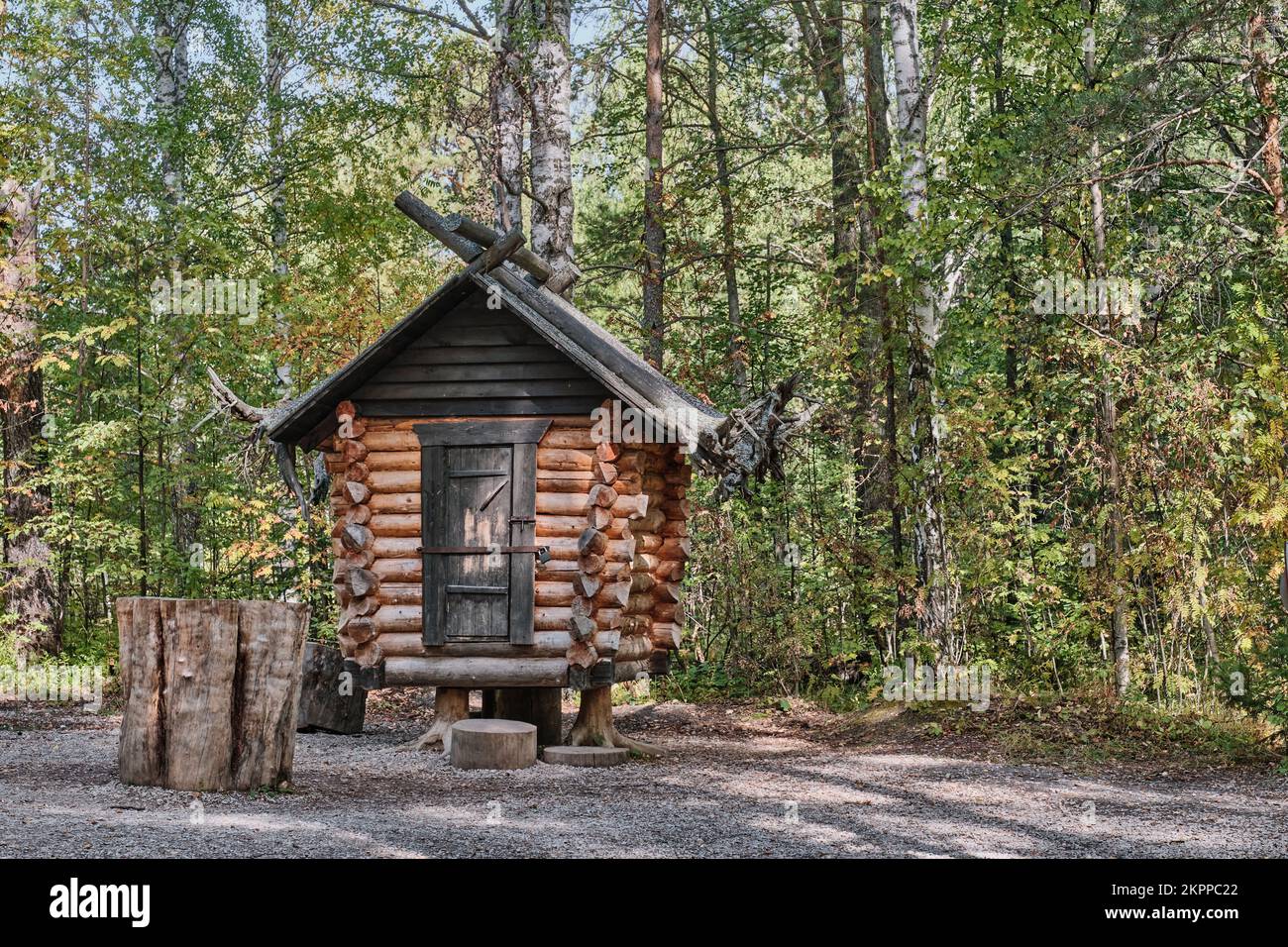 Ekaterinbourg, Russie - 14 septembre 2022 : cabane en bois de fée de Baba Yaga sur des pattes de poulet dans la forêt dans les ruisseaux de cerfs du parc naturel. En slave, russe f Banque D'Images