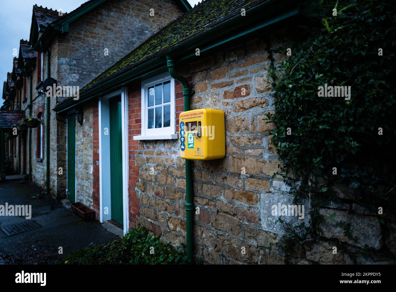 Défibrillateur externe automatisé à l'extérieur d'un pub dans le Dorset rural. Banque D'Images