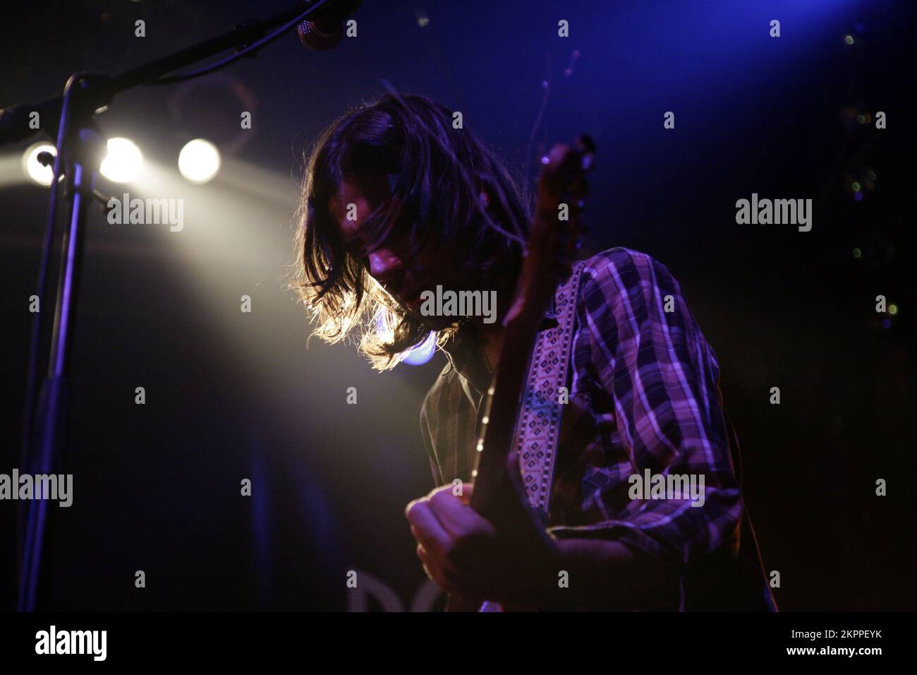 DEAD MEADOW, CONCERT, 2007 : Jason Simon, chanteur et guitariste du célèbre groupe de rock psychédélique américain DEAD MEADOW, lors d'un concert d'échauffement discret pour le Green Man Festival au point, Cardiff, le 16 août 2007. Photographie : ROB WATKINS. INFO : Dead Meadow est un groupe de rock psychédélique américain formé en 1998 à Washington, D.C. connu pour son lourd et fuzz-chargé et ses paroles mystiques, ils mélangent des éléments de stoner rock et de néo-psychédélique, gagnant des éloges avec des albums comme 'Shivering King and Others' et 'Feathers'. Banque D'Images