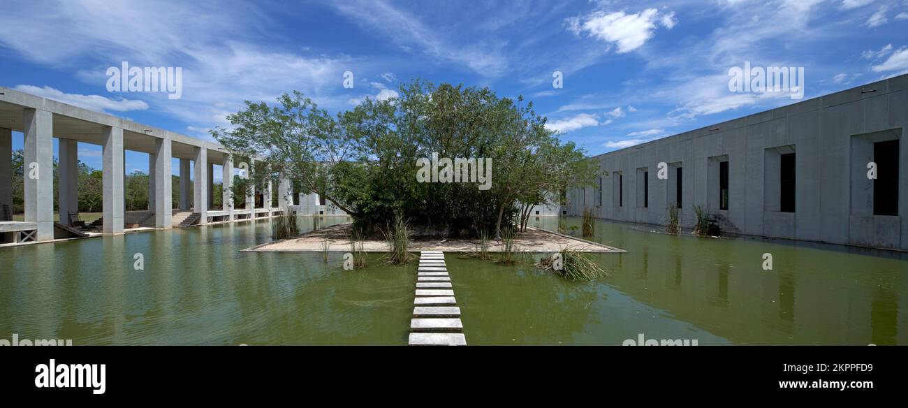 Vue sur le lac central. Plantel Matilde, Merida, Mexique. Architecte: Javier Marín et Arcadio Marín, 2018. Banque D'Images