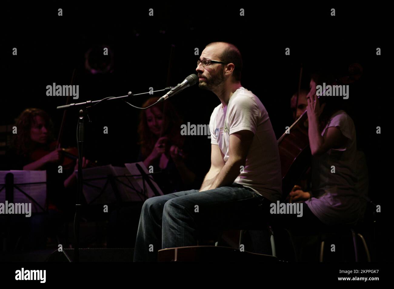 ADEM, CONCERT, 2007 : ADEM joue sur la tournée Homefires au point de Cardiff, le 8 juin 2007. Photographie : ROB WATKINS. Adem Ilhan, nom complet Adem Ilhan, est un auteur-compositeur-interprète britannique connu pour sa musique délicate et influencée par le folk. Membre fondateur du groupe post-rock Fridge, il a lancé une carrière solo avec des albums comme Homesongs et Love and Other Planets, qui ont été salués par la critique. Banque D'Images
