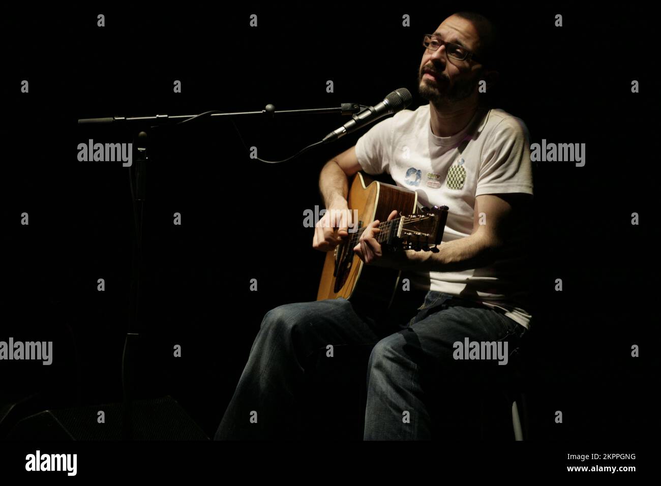 ADEM, CONCERT, 2007 : ADEM joue sur la tournée Homefires au point de Cardiff, le 8 juin 2007. Photographie : ROB WATKINS. Adem Ilhan, nom complet Adem Ilhan, est un auteur-compositeur-interprète britannique connu pour sa musique délicate et influencée par le folk. Membre fondateur du groupe post-rock Fridge, il a lancé une carrière solo avec des albums comme Homesongs et Love and Other Planets, qui ont été salués par la critique. Banque D'Images