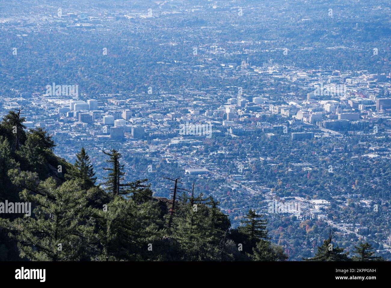 Vue sur le centre-ville de Pasadena depuis le sentier de randonnée de Mt Lowe dans la forêt nationale d'Angeles et les montagnes de San Gabriel du comté de Los Angeles, Californie Banque D'Images