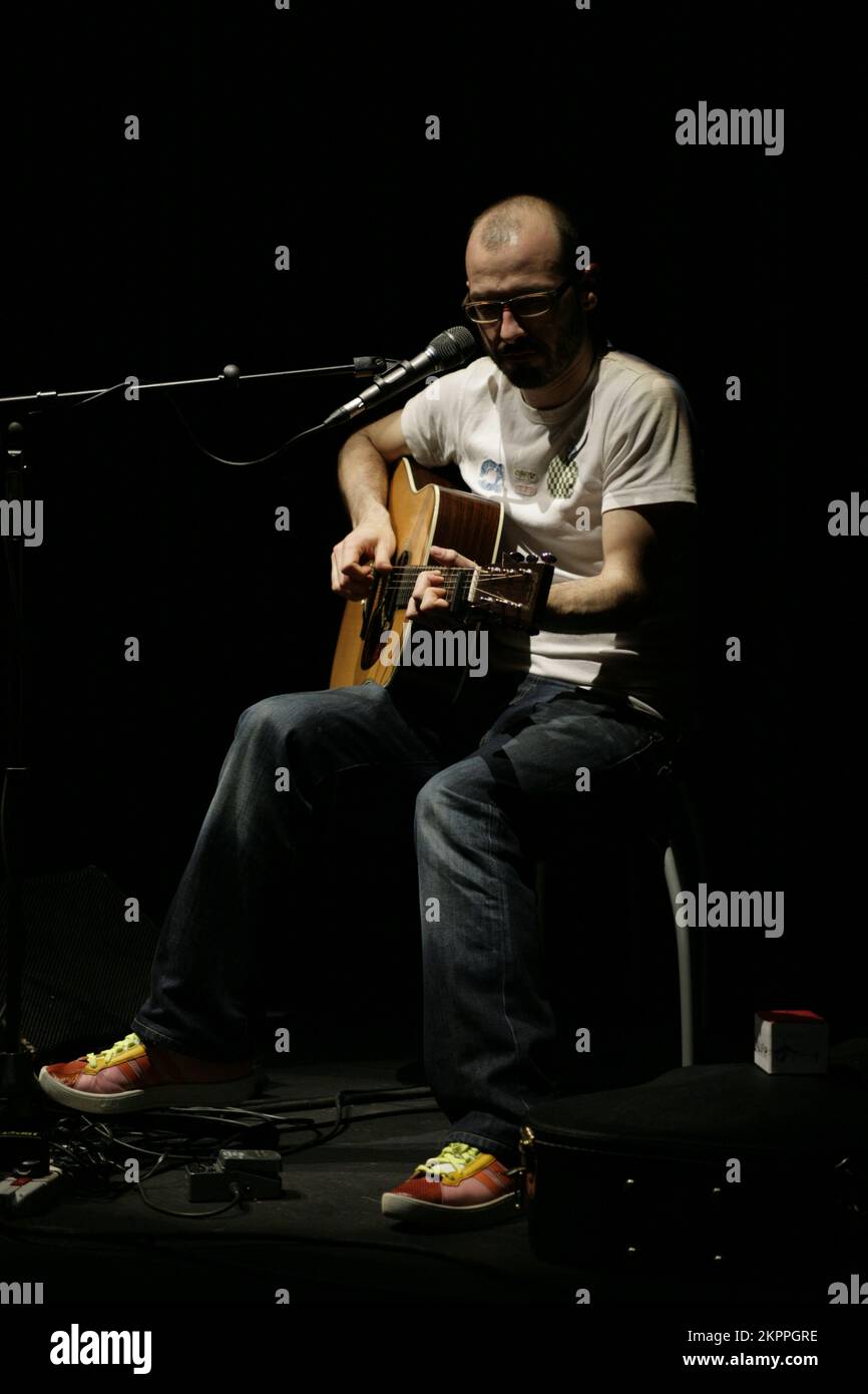 ADEM, CONCERT, 2007 : ADEM joue sur la tournée Homefires au point de Cardiff, le 8 juin 2007. Photographie : ROB WATKINS. Adem Ilhan, nom complet Adem Ilhan, est un auteur-compositeur-interprète britannique connu pour sa musique délicate et influencée par le folk. Membre fondateur du groupe post-rock Fridge, il a lancé une carrière solo avec des albums comme Homesongs et Love and Other Planets, qui ont été salués par la critique. Banque D'Images