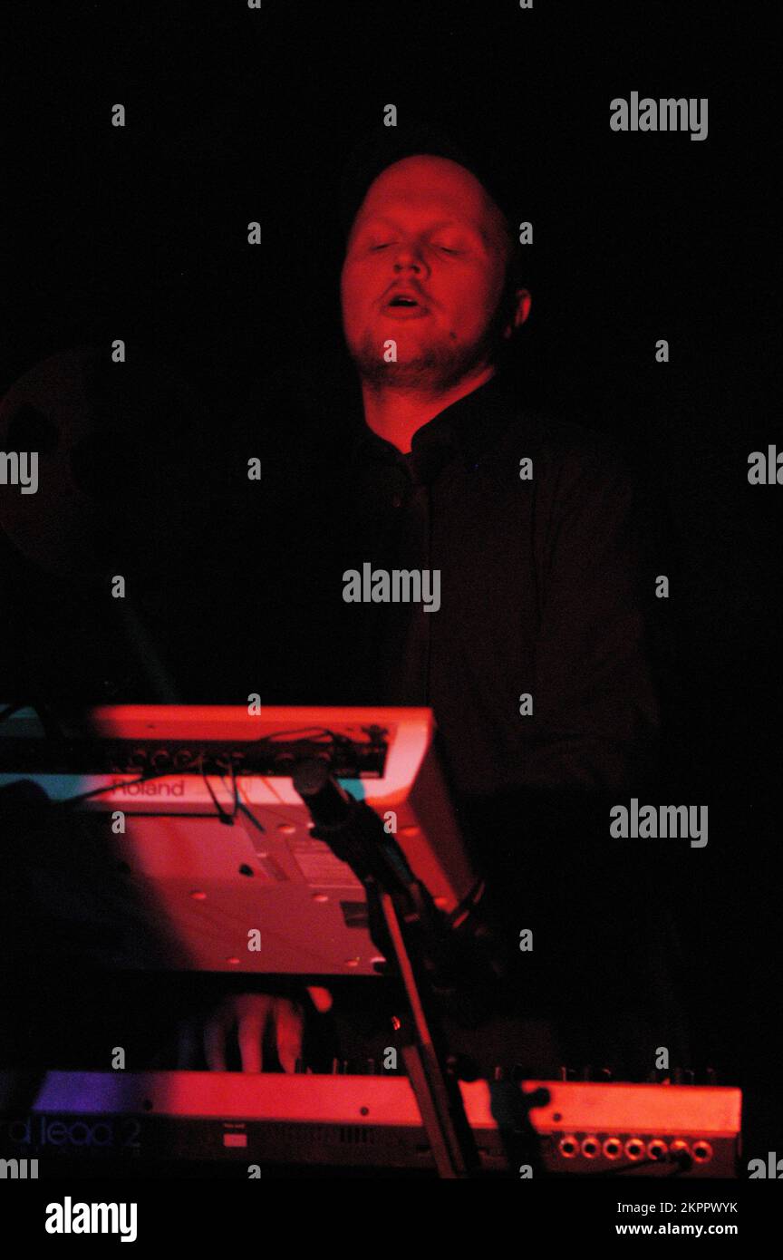 Clavier joueur Paal Myran-Haaland de Norvégien (Norvège) groupe électro-pop LORRAINE (de Bergen) à la Barfly à Cardiff, vendredi 14 avril 2006. Photo © ROB WATKINS Banque D'Images