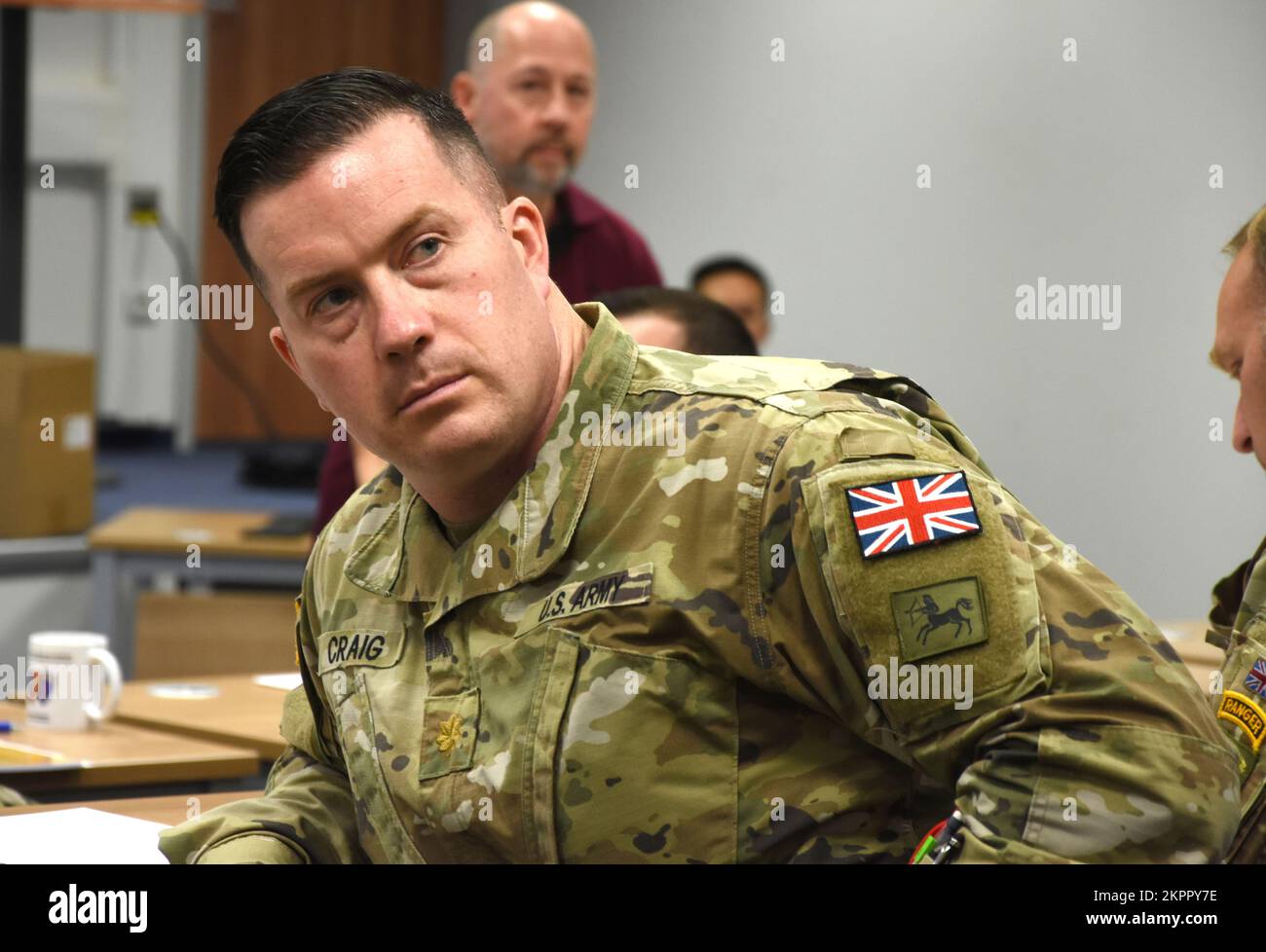 ÉTATS-UNIS Le major de l'armée Cameron Craig, officier de plans de J5 au groupe britannique de défense aérienne 7th à Portsmouth, au Royaume-Uni, discute des meilleures pratiques avec les autres soldats du Programme d'échange du personnel militaire au cours d'une semaine d'entraînement pour les soldats à Sembach, en Allemagne, du 31 octobre au 4 novembre. Le Programme d'échange de personnel militaire est un programme de coopération en matière de sécurité qui prévoit l'échange réciproque de personnel entre les États-Unis Une armée et une unité similaire dans un service militaire étranger. Banque D'Images