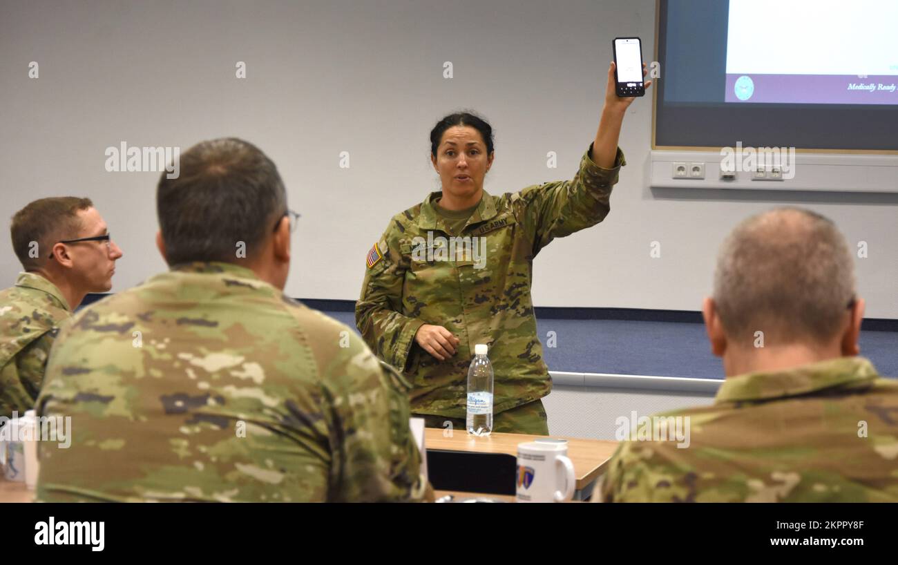 Le Maj. Delilah Mergupe, États-Unis L'infirmière praticienne de la Brigade de l'OTAN de l'armée discute du portail des patients en ligne TRICARE avec les soldats du Programme d'échange du personnel militaire pendant une semaine d'entraînement pour les soldats à Sembach, Allemagne du 31 octobre au 4 novembre. Le Programme d'échange de personnel militaire est un programme de coopération en matière de sécurité qui prévoit l'échange réciproque de personnel entre les États-Unis Une armée et une unité similaire dans un service militaire étranger. Banque D'Images