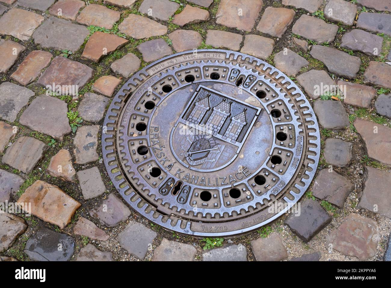 Prague, République tchèque - 5 septembre 2022 : couverture de trou d'homme avec armoiries de Prague Banque D'Images