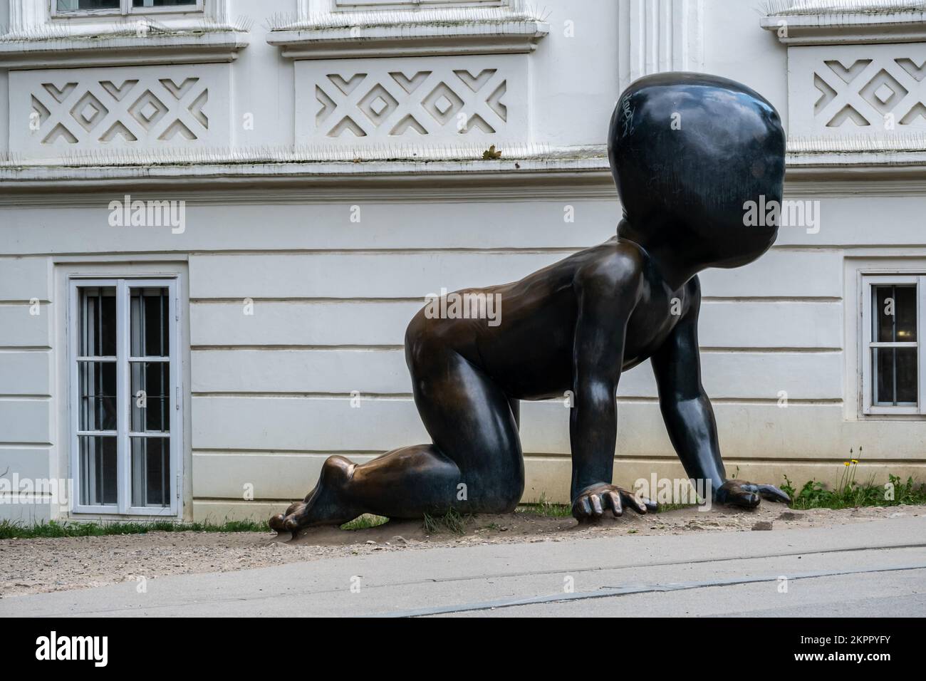Prague, République Tchèque - 5 septembre 2022 : crawling Babies (Tchèque : Miminka) de l'artiste David Cerny Banque D'Images
