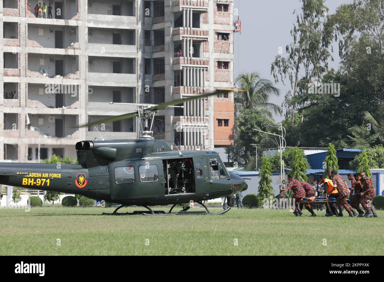 Les militaires bangladais se retirent d’un hélicoptère de l’armée de l’air du Bangladesh après avoir chargé une victime par étapes lors d’un tremblement de terre dans le cadre d’une démonstration d’entraînement sur le terrain pour une démonstration plus réaliste des forces d’intervention du Bangladesh lors de l’exercice et de l’échange de résilience du Pacifique (DREE) à Dhaka, au Bangladesh, 2 novembre 2022. Ce MEER multinational se concentre sur la collaboration civilo-militaire pour la préparation et l'intervention en cas de catastrophe entre les États-Unis Commandement de l'armée du Pacifique, Division des forces armées du Bangladesh, Ministère de la gestion des catastrophes et des secours Banque D'Images