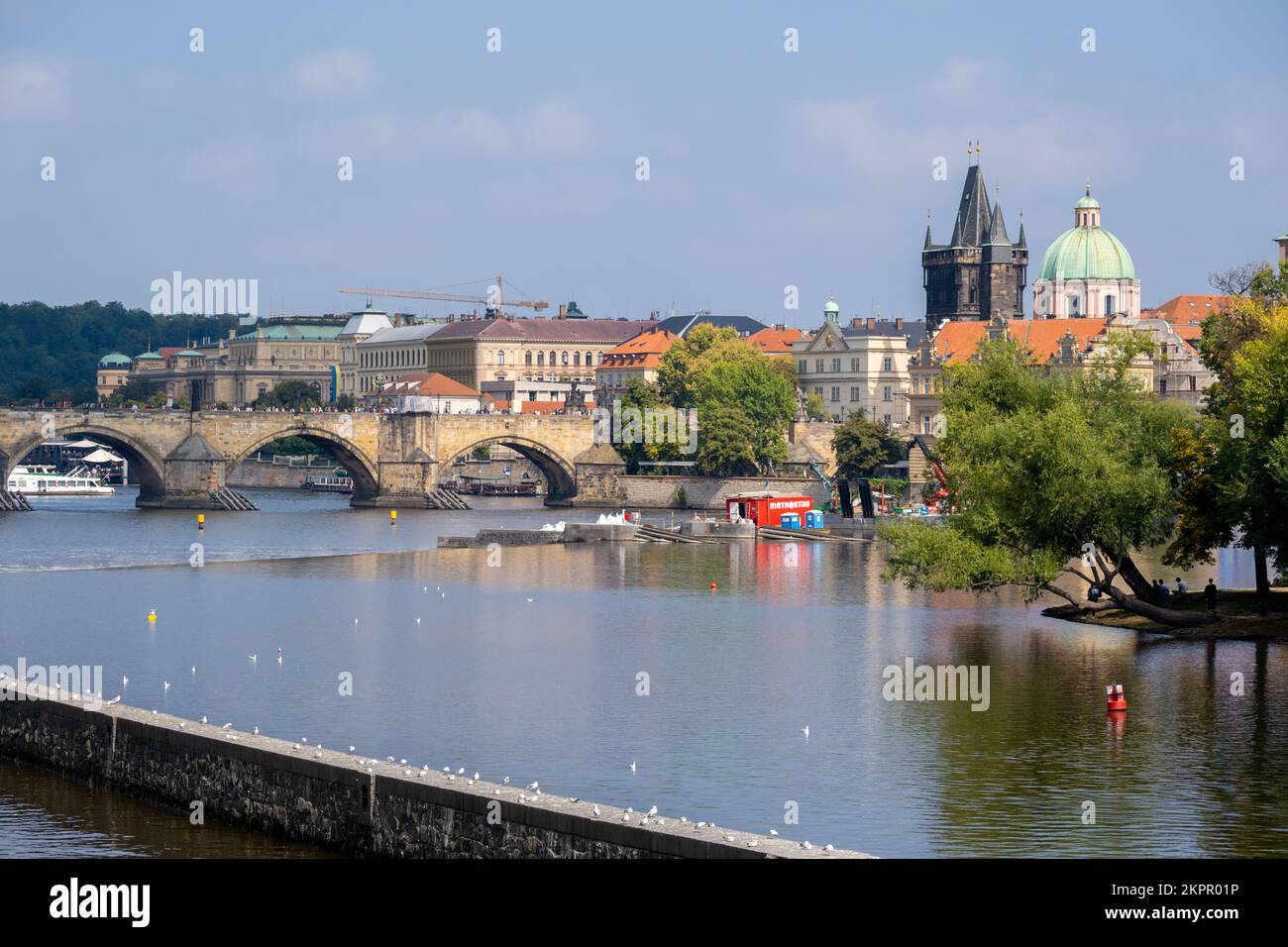 Prague, République Tchèque - 5 septembre 2022 : Pont Charles, Tour du pont de la vieille ville et St. François de l'église d'Assise à Prague Banque D'Images