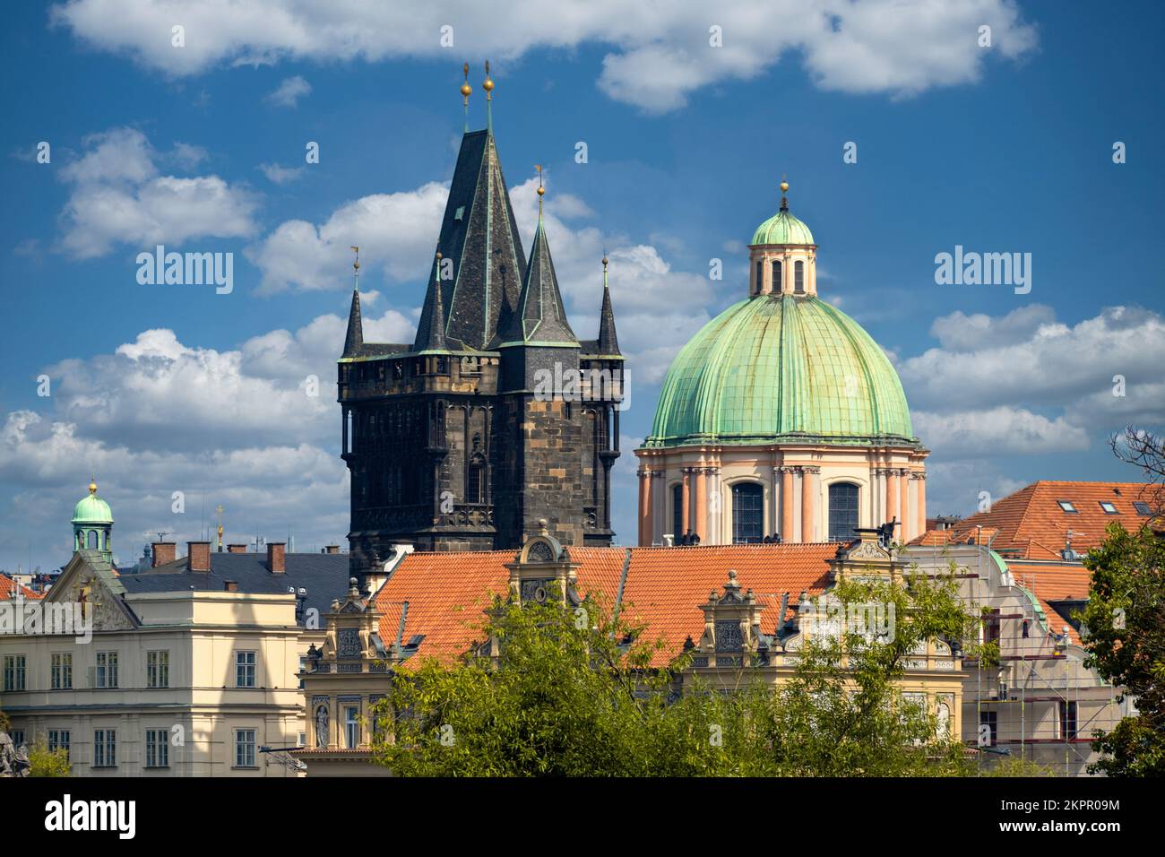 Le pont Charles, la tour du pont de la vieille ville et St. François de l'église d'Assise à Prague Banque D'Images