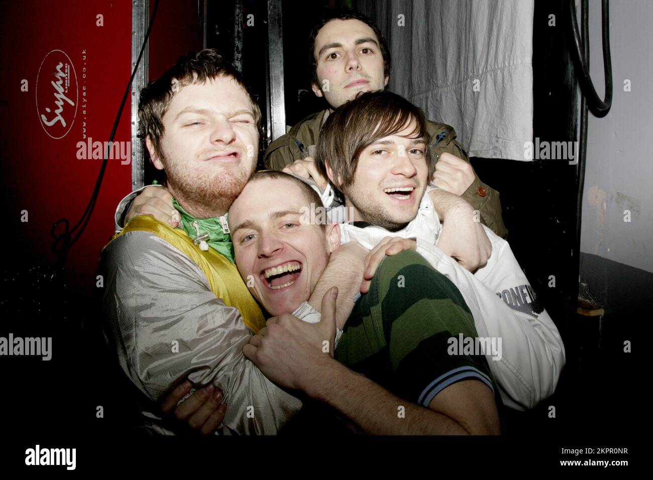 SUNSHINE UNDERGROUND, PORTRAIT, 2007 : Sunshine Underground Mess around as they wait to Go on stage on the NME Rave Tour à Cardiff Students' Union au pays de Galles, le 11 février 2007. Photographie : ROB WATKINS. INFO : The Sunshine Underground est un groupe de rock indépendant britannique formé en 2003, connu pour son son énergique mêlant rock, dance et influences électroniques. Ils ont gagné en notoriété avec leur premier album « Raise the Alarm » et des tubes comme « Put You in Your place ». Banque D'Images