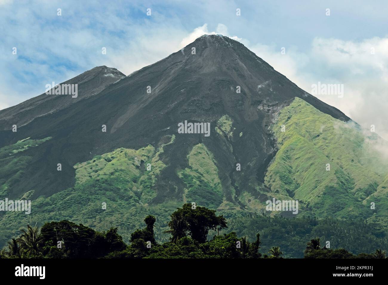 Les pistes de tephra du Mont Karangetang, un volcan actif de l'anneau de feu du Pacifique. Karangetang, île de Siau, archipel de Sangihe, N Sulawesi, Indonésie Banque D'Images