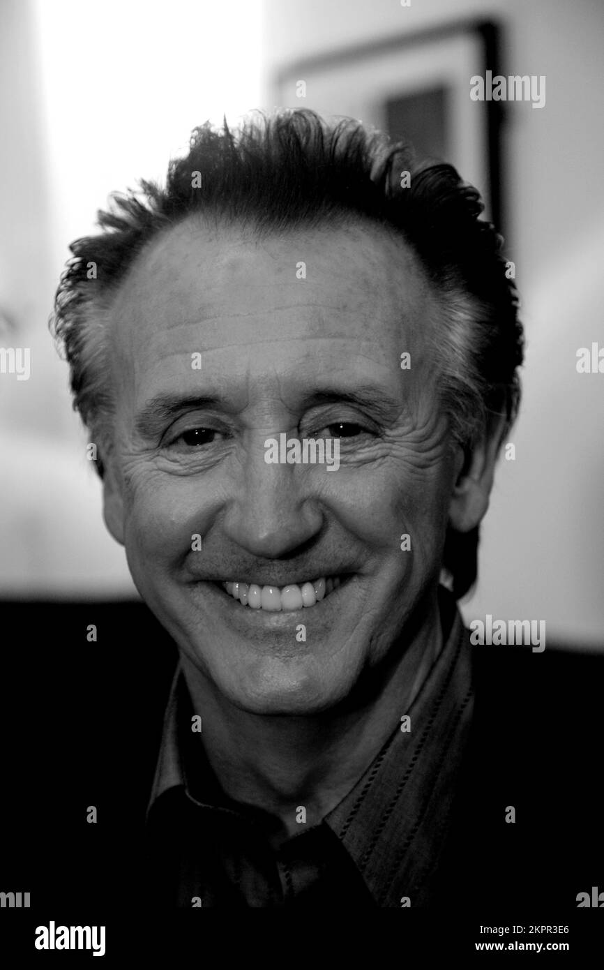 TONY CHRISTIE, LÉGENDE DE LA MUSIQUE, 2006 : Tony Christie en coulisses aux Popfactory Awards au Coal Exchange de Cardiff, pays de Galles, Royaume-Uni le 30 2006 novembre. Photographie : ROB WATKINS. INFO : Tony Christie, né le 25 avril 1943, est un chanteur anglais renommé, surtout connu pour son tube « Is This the Way to Amarillo ». Avec une carrière de plus de cinq décennies, la voix puissante de Christie et le style pop classique ont fait de lui une figure aimée de la musique britannique. Banque D'Images