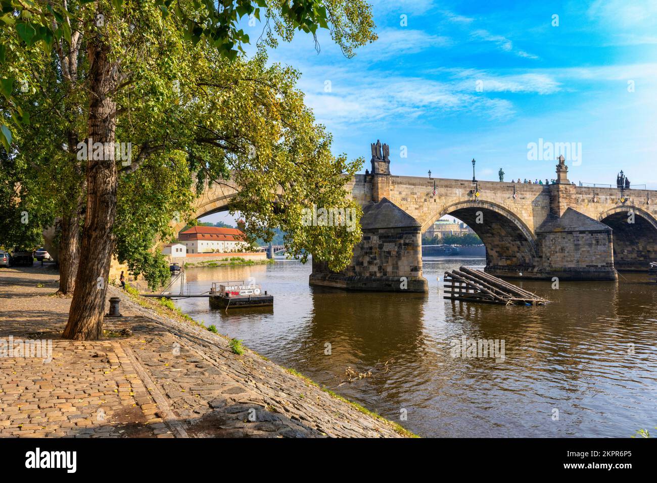 Prague, République tchèque - 5 septembre 2022 : Pont Charles et rivière Vltava Banque D'Images