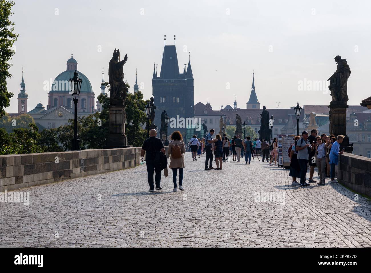 Prague, République Tchèque - 5 septembre 2022 : les gens marchent sur le pont Charles, avec la tour du vieux pont en arrière-plan Banque D'Images