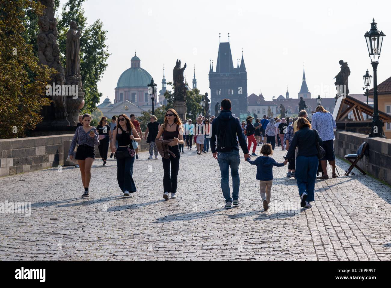 Prague, République Tchèque - 5 septembre 2022 : les gens marchent sur le pont Charles, avec la tour du vieux pont en arrière-plan Banque D'Images