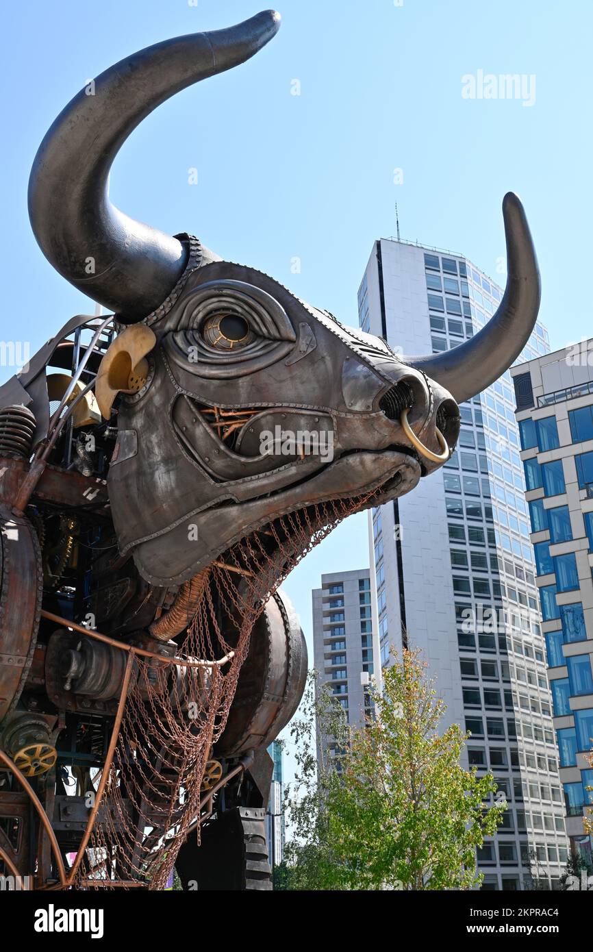 La Raging Bull de Birmingham, issue du commonwealth, se déchaînait en 2022 sur la place du Centenaire Banque D'Images