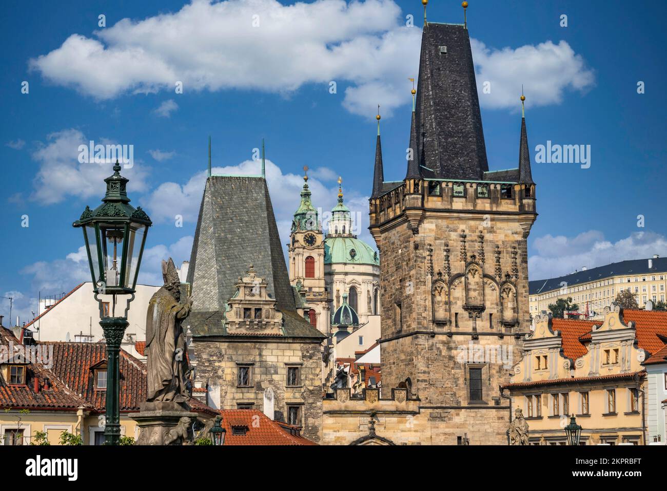 Prague, République tchèque - 5 septembre 2022 : Tour du pont de la ville et église Saint-Nicolas Banque D'Images
