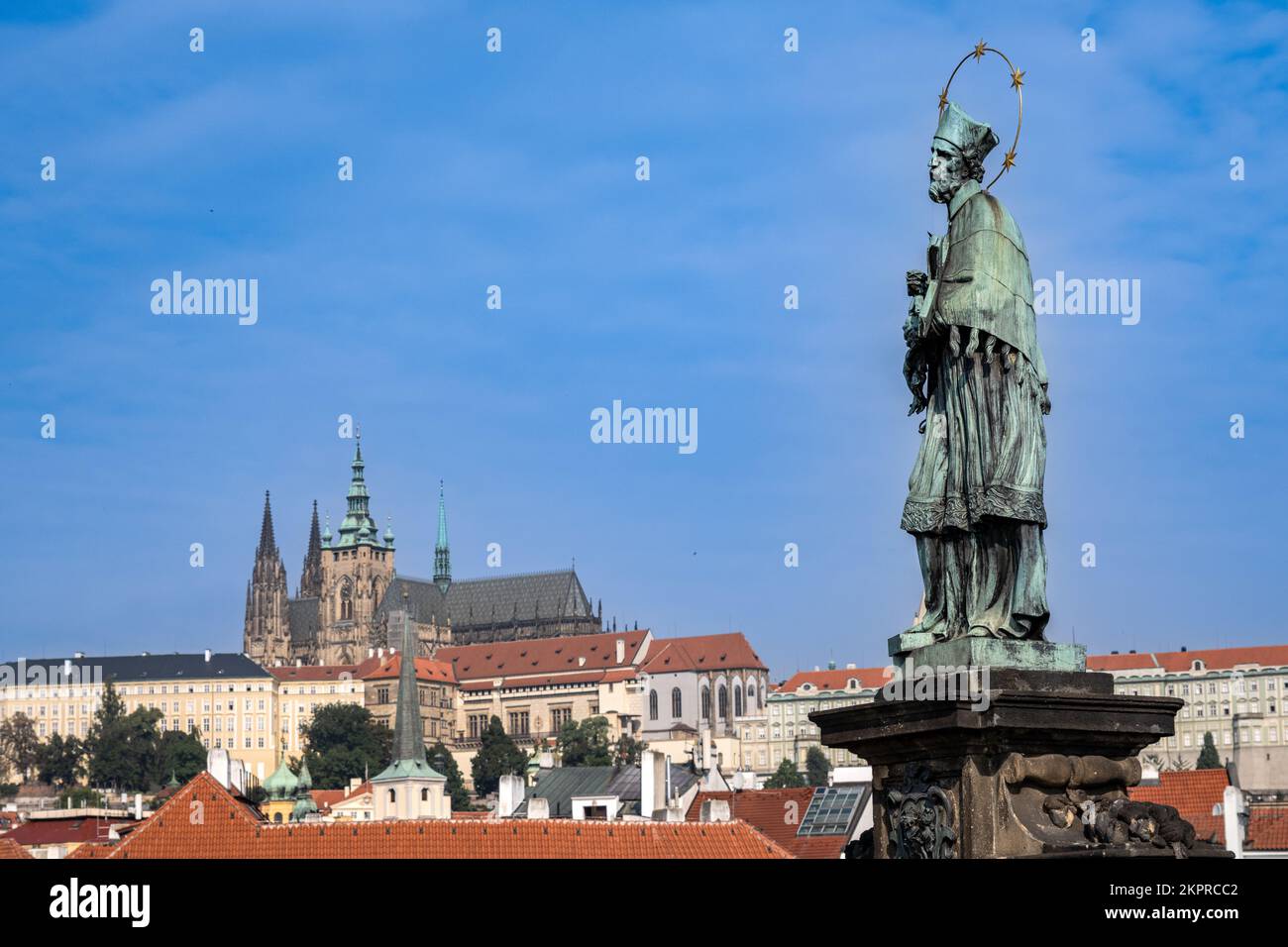 Prague, République tchèque - 5 septembre 2022 : statue sur le pont Charles et le château de Prague en arrière-plan Banque D'Images