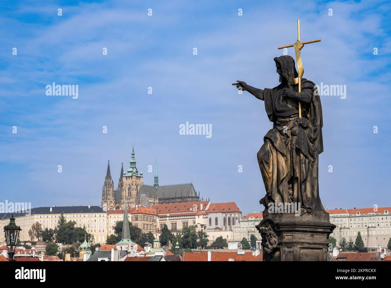 Prague, République tchèque - 5 septembre 2022 : statue sur le pont Charles et le château de Prague en arrière-plan Banque D'Images