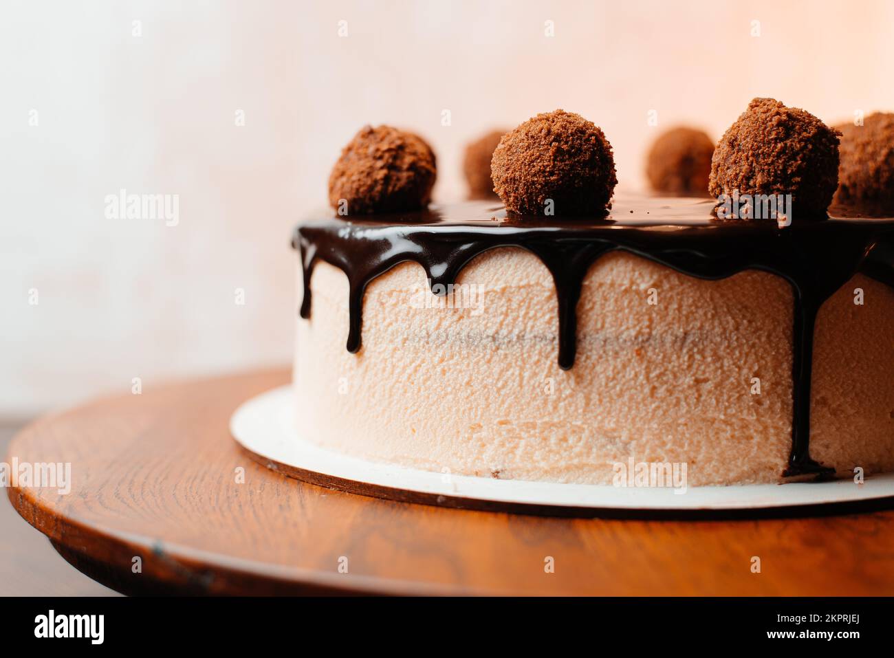 Assiette avec un délicieux gâteau au chocolat maison sur la table Banque D'Images