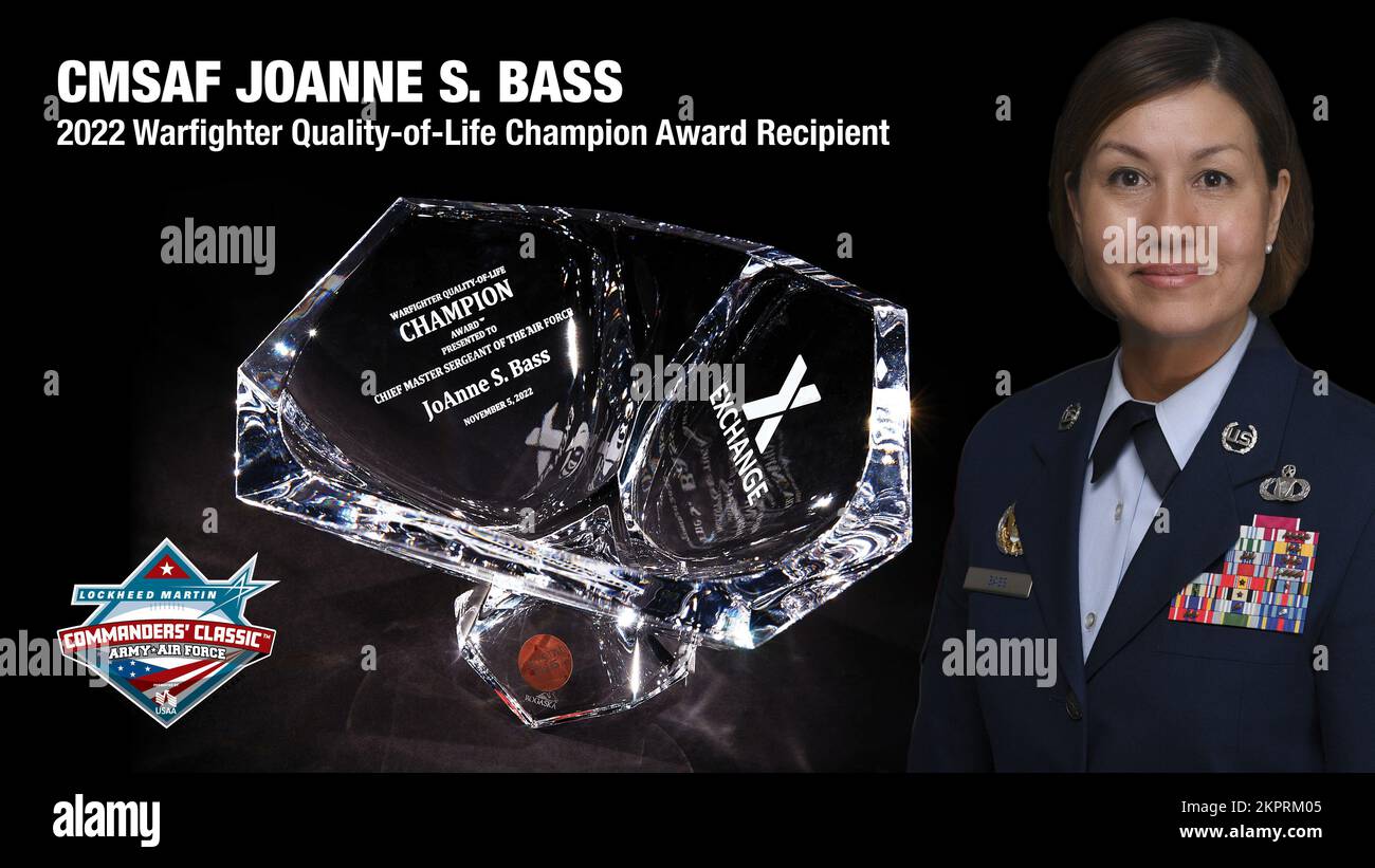 Le Service d'échange de l'Armée de terre et de la Force aérienne rend hommage au Sgt. Principal de la Force aérienne Joanne S. Bass avec le premier Prix du champion de la qualité de vie de Warfighter. Pour en savoir plus sur le prix, qui sera présenté au Classic des commandants le 5 novembre: wp.me/p9Q7PG-2FA Banque D'Images
