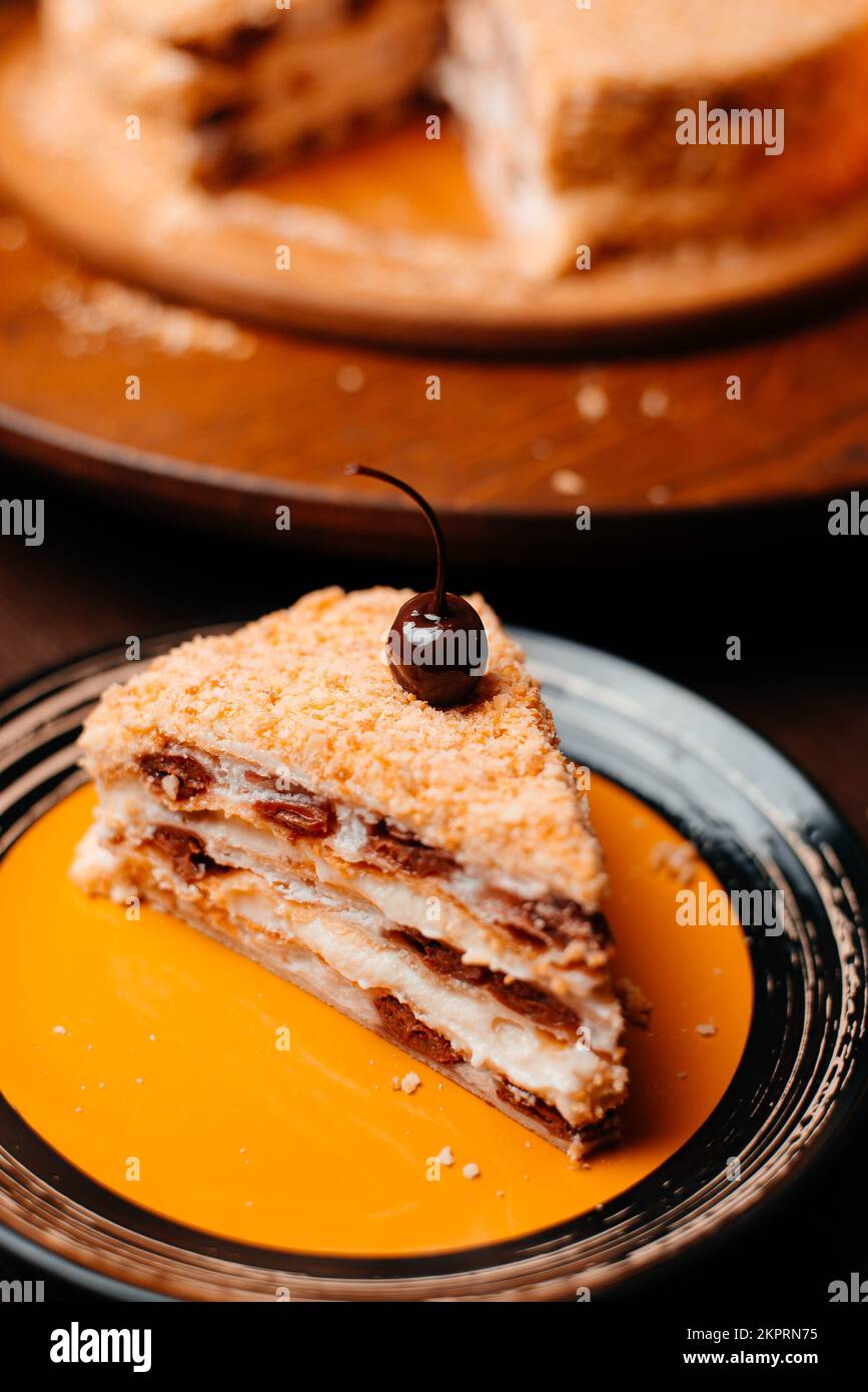 cheesecake à la cerise cuit sur une planche à gâteau en bois Banque D'Images