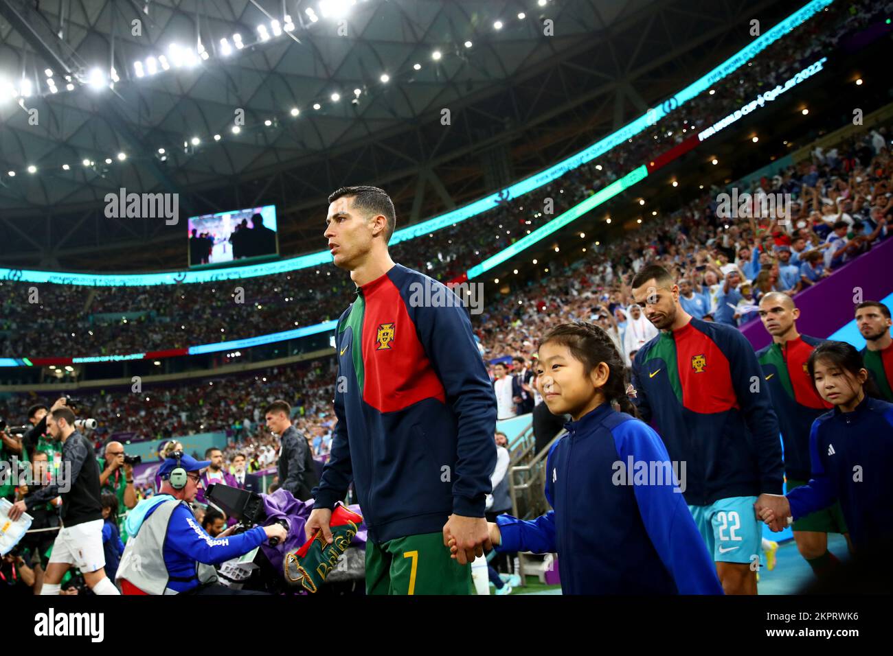 Lusail, Qatar. 28th novembre 2022. Football, coupe du monde 2022 au Qatar, Portugal - Uruguay, cycle préliminaire, Groupe H, Matchday 2, Le stade Lusail, Cristiano Ronaldo, au Portugal, entre dans l'arène avec un gamin. Crédit : Tom Weller/dpa/Alay Live News Banque D'Images